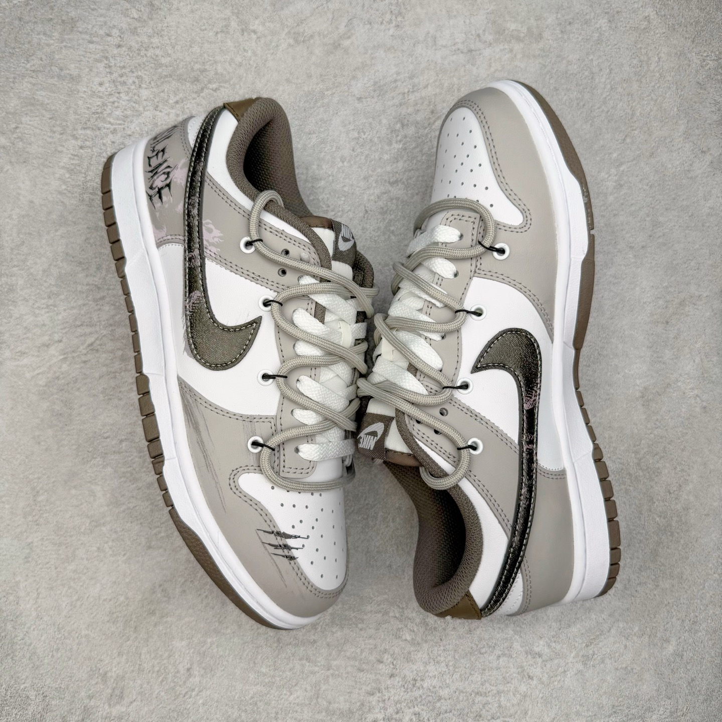 图片[3]-＃YC纯原 NK Dunk Low 灰度法则 HF5441-111 此款以浅灰为主色调，鞋面刻意处理的刮痕纹理，赋予鞋子独特的时间故事感。做旧质感Swoosh 与侧边“SILENCE”涂鸦字迹呼应，用复古笔触书写街头态度。深棕色外底压住整体色调，沉稳不沉闷，为低调配色注入沉稳层次。定制系列天花板 无原鞋不开发 全系列得物原鞋一比一校对开发 配色持续更新中 终端对接 优势输出 全套原厂楦头原纸板数据档案倾力打造 原汁原味莞产 极致还原 圈内最强针车工艺 高端零售指定版 广东原厂配套原盒原标 鞋盒分三个尺码段 原厂冲刀 超高清洁度 全鞋零毛边皮料切割 采用原厂百宏鞋带以及原厂百宏织唛舌标 内标可供原厂几率过验 进口原装条纹中底布 四线拉帮白色点胶 原厂拉帮手法遵循公司 原厂电绣 极致还原 尺码：36 36.5 37.5 38 38.5 39 40 40.5 41 42 42.5 43 44 44.5 45 46-选品中心