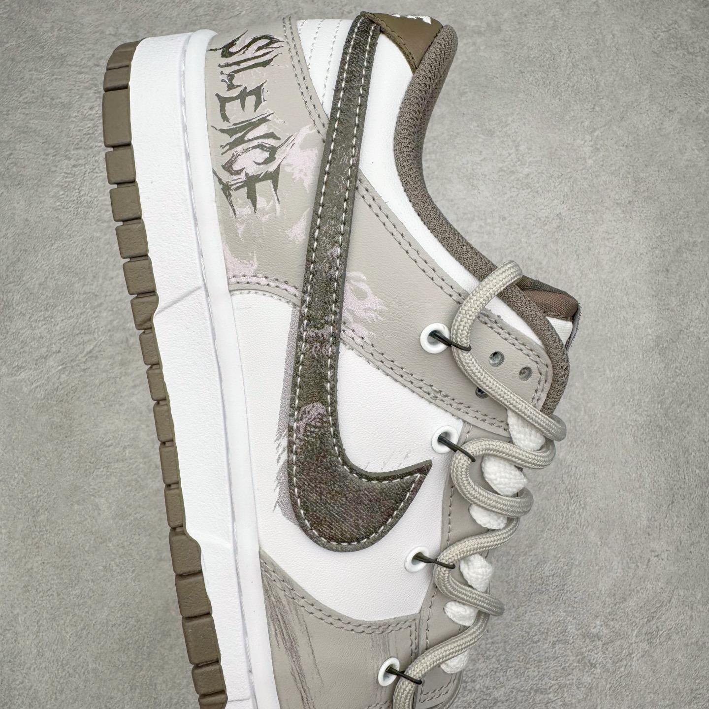 图片[6]-＃YC纯原 NK Dunk Low 灰度法则 HF5441-111 此款以浅灰为主色调，鞋面刻意处理的刮痕纹理，赋予鞋子独特的时间故事感。做旧质感Swoosh 与侧边“SILENCE”涂鸦字迹呼应，用复古笔触书写街头态度。深棕色外底压住整体色调，沉稳不沉闷，为低调配色注入沉稳层次。定制系列天花板 无原鞋不开发 全系列得物原鞋一比一校对开发 配色持续更新中 终端对接 优势输出 全套原厂楦头原纸板数据档案倾力打造 原汁原味莞产 极致还原 圈内最强针车工艺 高端零售指定版 广东原厂配套原盒原标 鞋盒分三个尺码段 原厂冲刀 超高清洁度 全鞋零毛边皮料切割 采用原厂百宏鞋带以及原厂百宏织唛舌标 内标可供原厂几率过验 进口原装条纹中底布 四线拉帮白色点胶 原厂拉帮手法遵循公司 原厂电绣 极致还原 尺码：36 36.5 37.5 38 38.5 39 40 40.5 41 42 42.5 43 44 44.5 45 46-选品中心