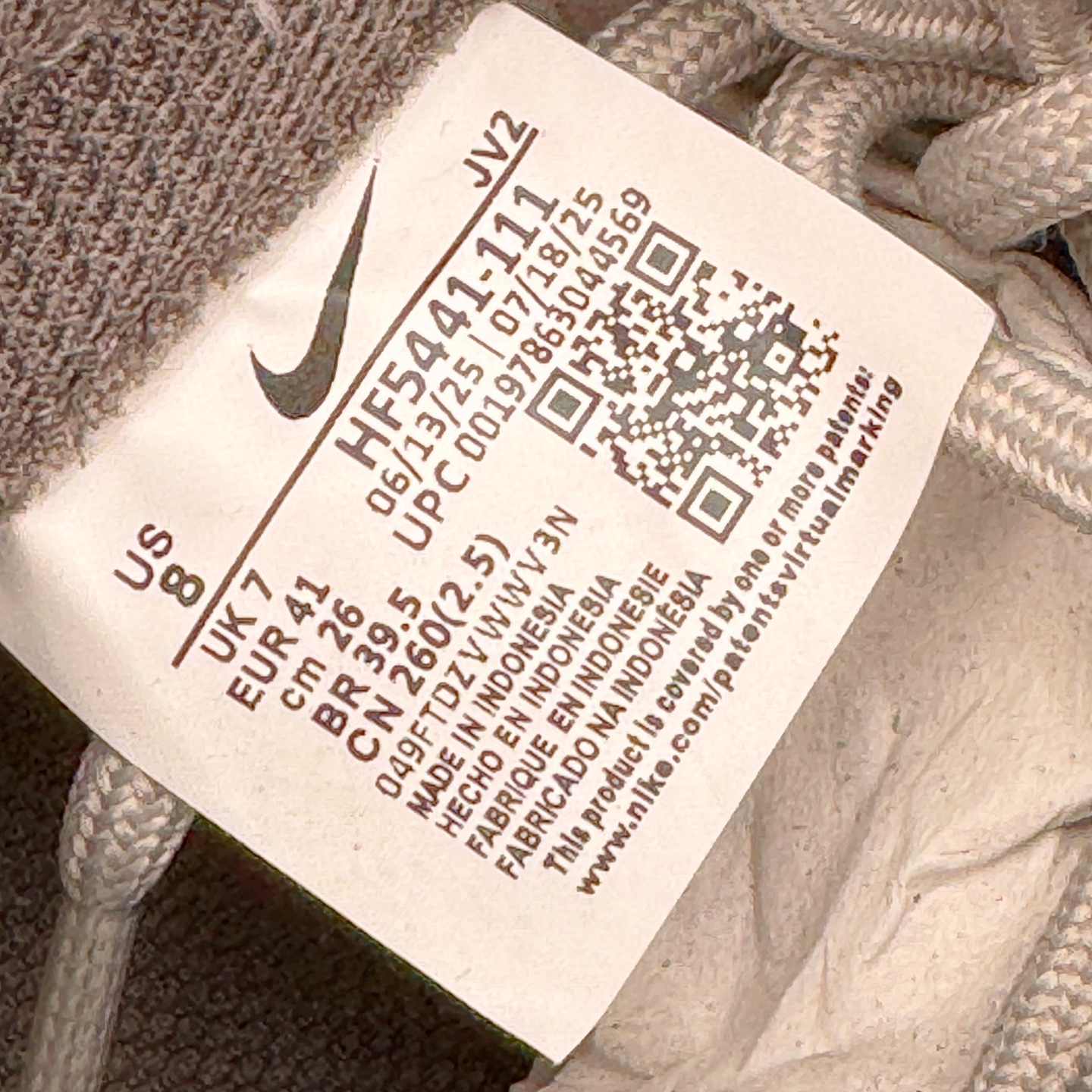 图片[12]-＃YC纯原 NK Dunk Low 灰度法则 HF5441-111 此款以浅灰为主色调，鞋面刻意处理的刮痕纹理，赋予鞋子独特的时间故事感。做旧质感Swoosh 与侧边“SILENCE”涂鸦字迹呼应，用复古笔触书写街头态度。深棕色外底压住整体色调，沉稳不沉闷，为低调配色注入沉稳层次。定制系列天花板 无原鞋不开发 全系列得物原鞋一比一校对开发 配色持续更新中 终端对接 优势输出 全套原厂楦头原纸板数据档案倾力打造 原汁原味莞产 极致还原 圈内最强针车工艺 高端零售指定版 广东原厂配套原盒原标 鞋盒分三个尺码段 原厂冲刀 超高清洁度 全鞋零毛边皮料切割 采用原厂百宏鞋带以及原厂百宏织唛舌标 内标可供原厂几率过验 进口原装条纹中底布 四线拉帮白色点胶 原厂拉帮手法遵循公司 原厂电绣 极致还原 尺码：36 36.5 37.5 38 38.5 39 40 40.5 41 42 42.5 43 44 44.5 45 46-选品中心