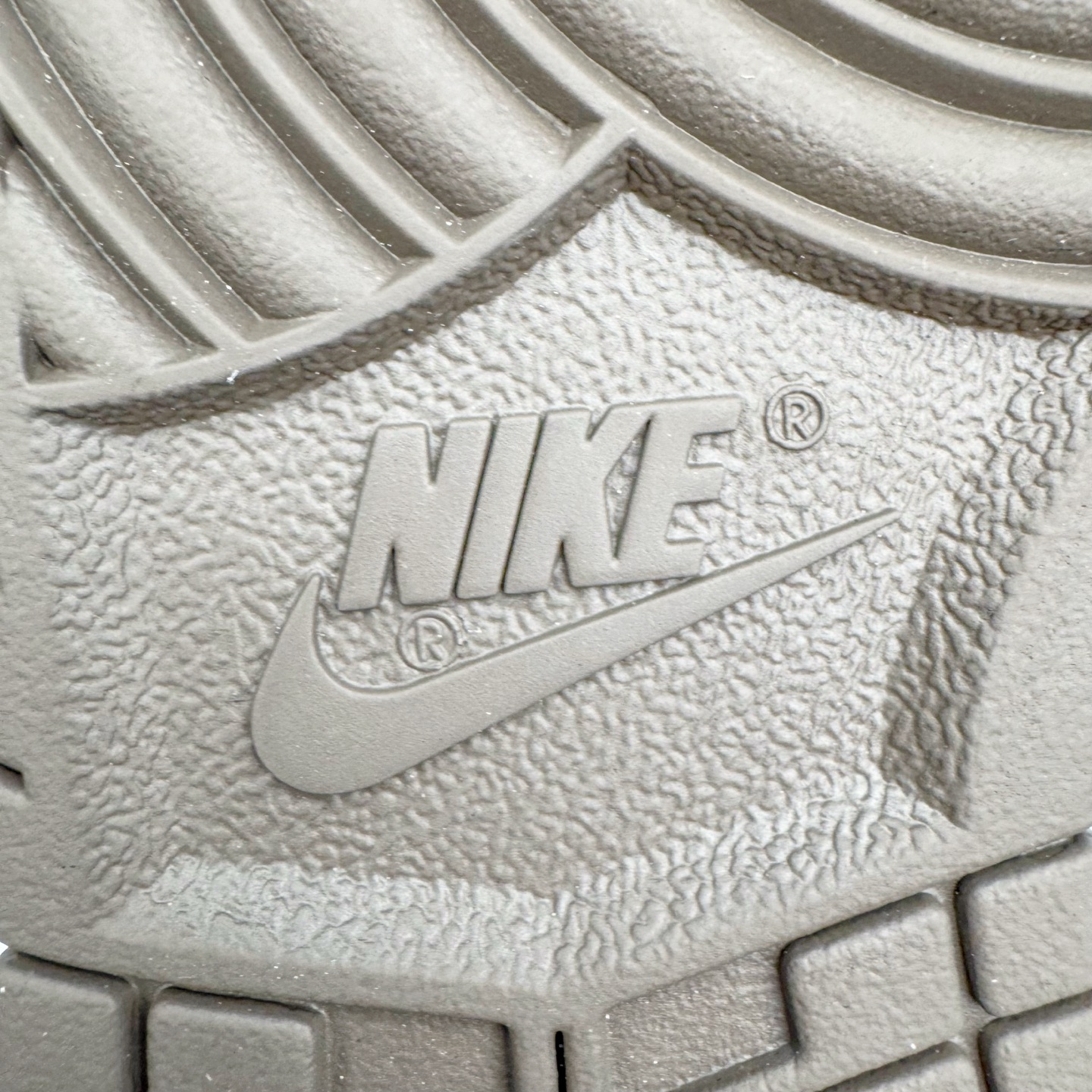 图片[20]-＃YC纯原 NK Dunk Low 灰度法则 HF5441-111 此款以浅灰为主色调，鞋面刻意处理的刮痕纹理，赋予鞋子独特的时间故事感。做旧质感Swoosh 与侧边“SILENCE”涂鸦字迹呼应，用复古笔触书写街头态度。深棕色外底压住整体色调，沉稳不沉闷，为低调配色注入沉稳层次。定制系列天花板 无原鞋不开发 全系列得物原鞋一比一校对开发 配色持续更新中 终端对接 优势输出 全套原厂楦头原纸板数据档案倾力打造 原汁原味莞产 极致还原 圈内最强针车工艺 高端零售指定版 广东原厂配套原盒原标 鞋盒分三个尺码段 原厂冲刀 超高清洁度 全鞋零毛边皮料切割 采用原厂百宏鞋带以及原厂百宏织唛舌标 内标可供原厂几率过验 进口原装条纹中底布 四线拉帮白色点胶 原厂拉帮手法遵循公司 原厂电绣 极致还原 尺码：36 36.5 37.5 38 38.5 39 40 40.5 41 42 42.5 43 44 44.5 45 46-选品中心