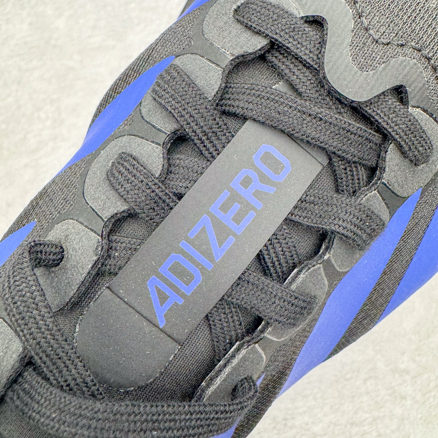 图片[15]-＃纯原 AD Adizero Eva SL M 零度进化版系列低帮轻便透气竞速休闲运动慢跑鞋 JP7148 相信大家对去年 adidas 横空出世的「顶级超跑」adiZero Adios Pro EVO 1 记忆犹新！不仅登顶阿迪史上最轻跑鞋宝座，更在接下来的全球马拉松赛事中，持续书写着惊人成绩，被网友戏称新一代「阿迪神鞋」全网刷屏！极简设计语言与强烈速度感和存在感的鞋侧三线，让人过目不忘，特别种草！其中定位于中长跑训练的 adidas Adizero Evo SL，整体外观造型与 adiZero Adios Pro EVO 1 非常相似。中底配置方面搭载全掌 Lightstrike Pro，鞋面采用透气网面示人，契合日常训练鞋的定位，更加耐用。外底给到了马牌橡胶，及类似上代竞速旗舰 adidas Adizero Adios Pro 3 区域分布。整体看下来无论是外观的鲜明辨识度，还是配置的扎实程度都很顶。尺码：36 36⅔ 37⅓ 38 38⅔ 39⅓ 40 40⅔ 41⅓ 42 42⅔ 43⅓ 44 44⅔ 45⅓ 46⅓-选品中心