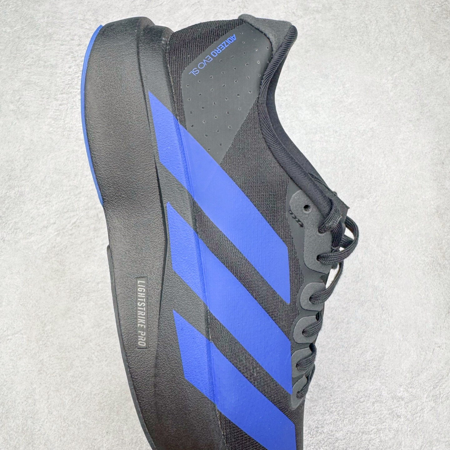 图片[6]-＃纯原 AD Adizero Eva SL M 零度进化版系列低帮轻便透气竞速休闲运动慢跑鞋 JP7148 相信大家对去年 adidas 横空出世的「顶级超跑」adiZero Adios Pro EVO 1 记忆犹新！不仅登顶阿迪史上最轻跑鞋宝座，更在接下来的全球马拉松赛事中，持续书写着惊人成绩，被网友戏称新一代「阿迪神鞋」全网刷屏！极简设计语言与强烈速度感和存在感的鞋侧三线，让人过目不忘，特别种草！其中定位于中长跑训练的 adidas Adizero Evo SL，整体外观造型与 adiZero Adios Pro EVO 1 非常相似。中底配置方面搭载全掌 Lightstrike Pro，鞋面采用透气网面示人，契合日常训练鞋的定位，更加耐用。外底给到了马牌橡胶，及类似上代竞速旗舰 adidas Adizero Adios Pro 3 区域分布。整体看下来无论是外观的鲜明辨识度，还是配置的扎实程度都很顶。尺码：36 36⅔ 37⅓ 38 38⅔ 39⅓ 40 40⅔ 41⅓ 42 42⅔ 43⅓ 44 44⅔ 45⅓ 46⅓-选品中心