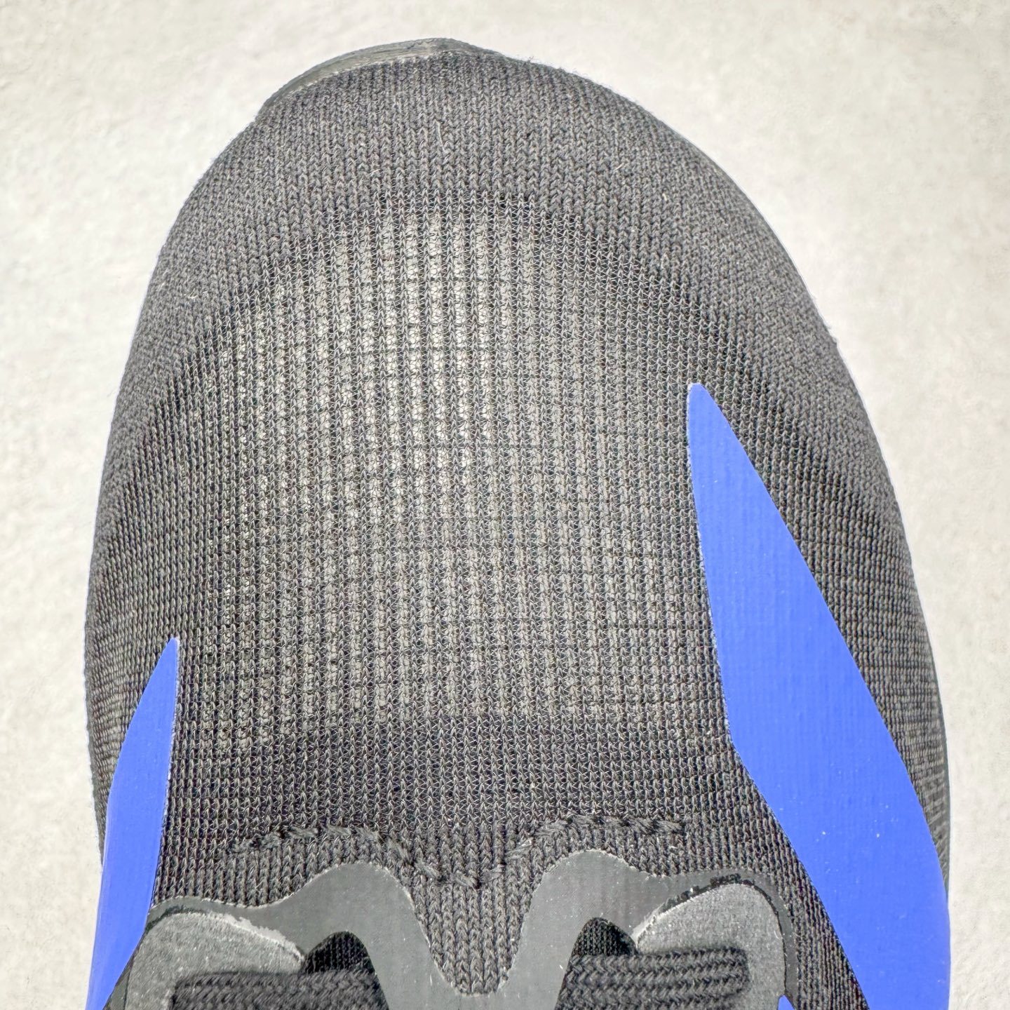 图片[16]-＃纯原 AD Adizero Eva SL M 零度进化版系列低帮轻便透气竞速休闲运动慢跑鞋 JP7148 相信大家对去年 adidas 横空出世的「顶级超跑」adiZero Adios Pro EVO 1 记忆犹新！不仅登顶阿迪史上最轻跑鞋宝座，更在接下来的全球马拉松赛事中，持续书写着惊人成绩，被网友戏称新一代「阿迪神鞋」全网刷屏！极简设计语言与强烈速度感和存在感的鞋侧三线，让人过目不忘，特别种草！其中定位于中长跑训练的 adidas Adizero Evo SL，整体外观造型与 adiZero Adios Pro EVO 1 非常相似。中底配置方面搭载全掌 Lightstrike Pro，鞋面采用透气网面示人，契合日常训练鞋的定位，更加耐用。外底给到了马牌橡胶，及类似上代竞速旗舰 adidas Adizero Adios Pro 3 区域分布。整体看下来无论是外观的鲜明辨识度，还是配置的扎实程度都很顶。尺码：36 36⅔ 37⅓ 38 38⅔ 39⅓ 40 40⅔ 41⅓ 42 42⅔ 43⅓ 44 44⅔ 45⅓ 46⅓-选品中心