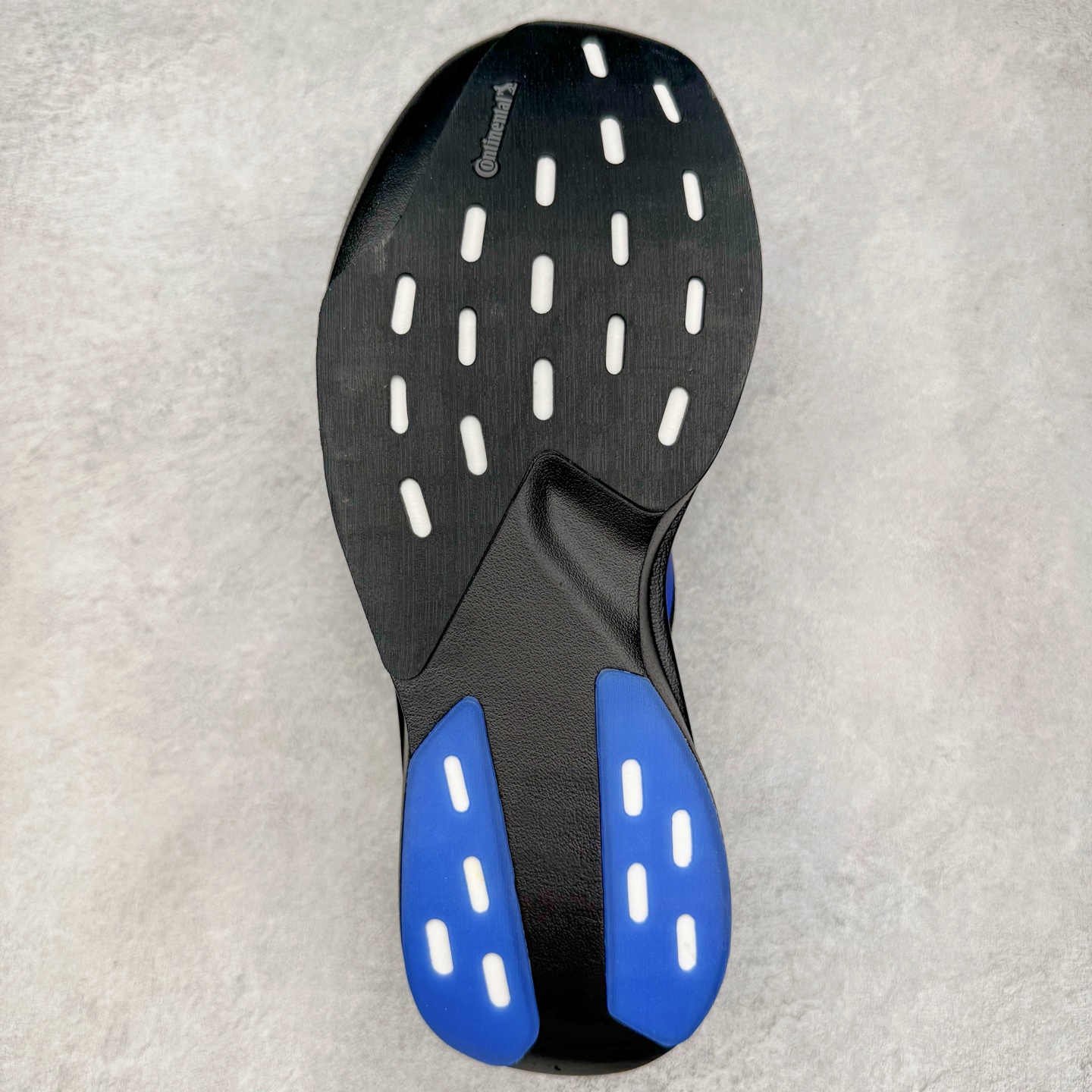 图片[9]-＃纯原 AD Adizero Eva SL M 零度进化版系列低帮轻便透气竞速休闲运动慢跑鞋 JP7148 相信大家对去年 adidas 横空出世的「顶级超跑」adiZero Adios Pro EVO 1 记忆犹新！不仅登顶阿迪史上最轻跑鞋宝座，更在接下来的全球马拉松赛事中，持续书写着惊人成绩，被网友戏称新一代「阿迪神鞋」全网刷屏！极简设计语言与强烈速度感和存在感的鞋侧三线，让人过目不忘，特别种草！其中定位于中长跑训练的 adidas Adizero Evo SL，整体外观造型与 adiZero Adios Pro EVO 1 非常相似。中底配置方面搭载全掌 Lightstrike Pro，鞋面采用透气网面示人，契合日常训练鞋的定位，更加耐用。外底给到了马牌橡胶，及类似上代竞速旗舰 adidas Adizero Adios Pro 3 区域分布。整体看下来无论是外观的鲜明辨识度，还是配置的扎实程度都很顶。尺码：36 36⅔ 37⅓ 38 38⅔ 39⅓ 40 40⅔ 41⅓ 42 42⅔ 43⅓ 44 44⅔ 45⅓ 46⅓-选品中心