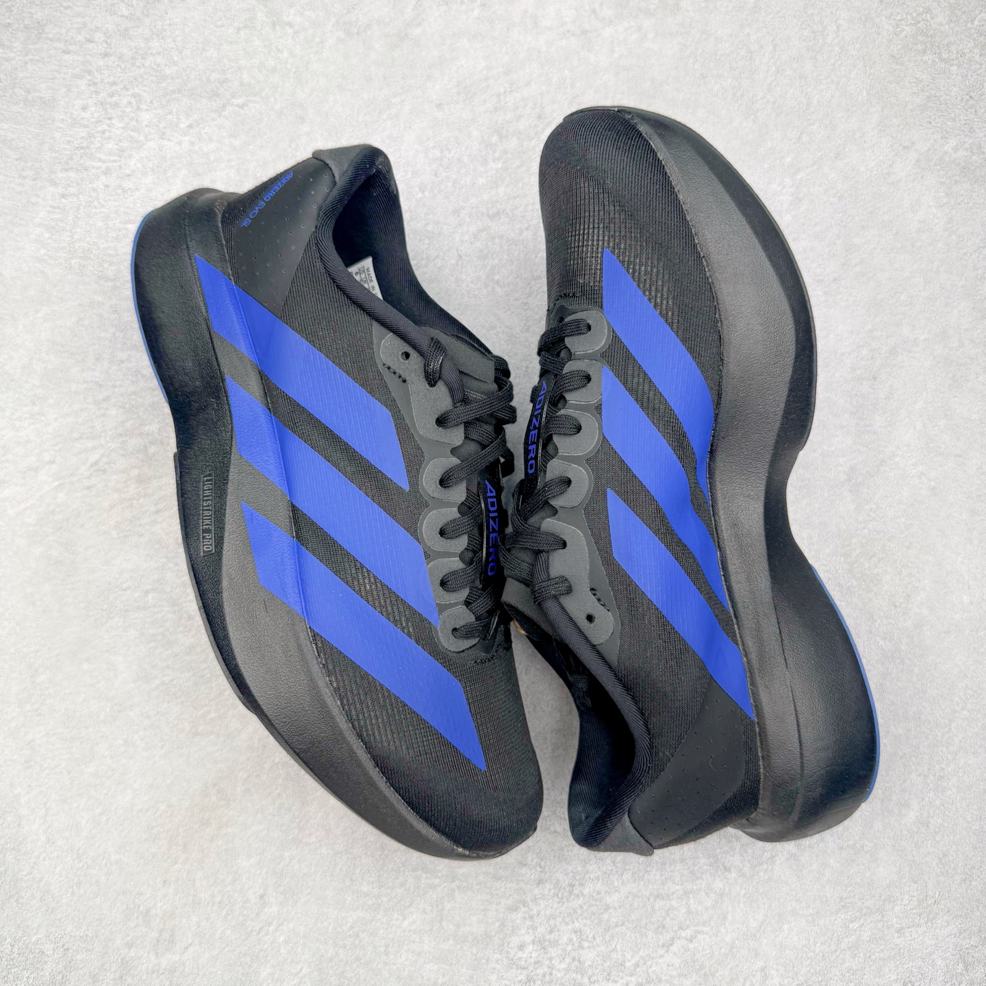 图片[3]-＃纯原 AD Adizero Eva SL M 零度进化版系列低帮轻便透气竞速休闲运动慢跑鞋 JP7148 相信大家对去年 adidas 横空出世的「顶级超跑」adiZero Adios Pro EVO 1 记忆犹新！不仅登顶阿迪史上最轻跑鞋宝座，更在接下来的全球马拉松赛事中，持续书写着惊人成绩，被网友戏称新一代「阿迪神鞋」全网刷屏！极简设计语言与强烈速度感和存在感的鞋侧三线，让人过目不忘，特别种草！其中定位于中长跑训练的 adidas Adizero Evo SL，整体外观造型与 adiZero Adios Pro EVO 1 非常相似。中底配置方面搭载全掌 Lightstrike Pro，鞋面采用透气网面示人，契合日常训练鞋的定位，更加耐用。外底给到了马牌橡胶，及类似上代竞速旗舰 adidas Adizero Adios Pro 3 区域分布。整体看下来无论是外观的鲜明辨识度，还是配置的扎实程度都很顶。尺码：36 36⅔ 37⅓ 38 38⅔ 39⅓ 40 40⅔ 41⅓ 42 42⅔ 43⅓ 44 44⅔ 45⅓ 46⅓-选品中心