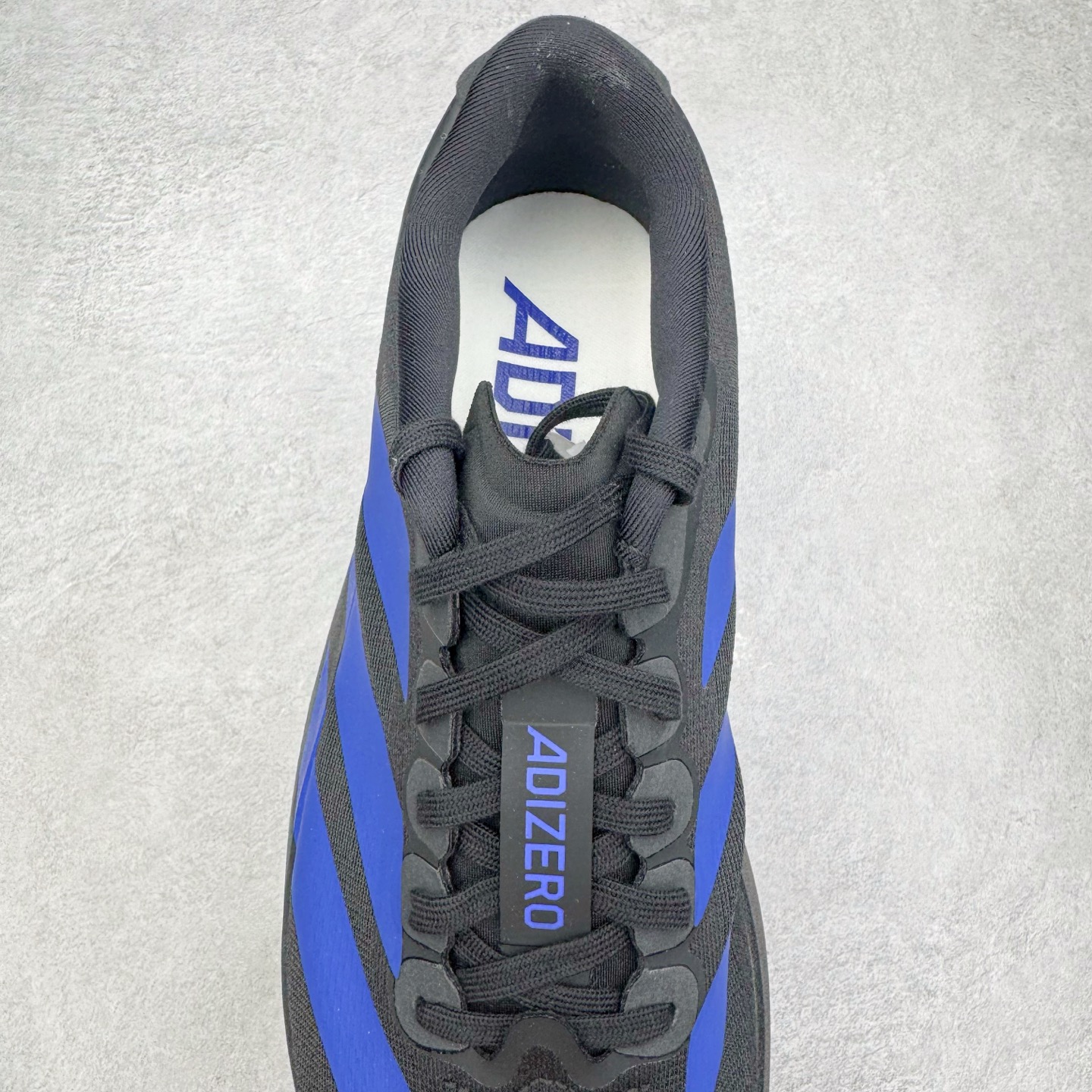 图片[5]-＃纯原 AD Adizero Eva SL M 零度进化版系列低帮轻便透气竞速休闲运动慢跑鞋 JP7148 相信大家对去年 adidas 横空出世的「顶级超跑」adiZero Adios Pro EVO 1 记忆犹新！不仅登顶阿迪史上最轻跑鞋宝座，更在接下来的全球马拉松赛事中，持续书写着惊人成绩，被网友戏称新一代「阿迪神鞋」全网刷屏！极简设计语言与强烈速度感和存在感的鞋侧三线，让人过目不忘，特别种草！其中定位于中长跑训练的 adidas Adizero Evo SL，整体外观造型与 adiZero Adios Pro EVO 1 非常相似。中底配置方面搭载全掌 Lightstrike Pro，鞋面采用透气网面示人，契合日常训练鞋的定位，更加耐用。外底给到了马牌橡胶，及类似上代竞速旗舰 adidas Adizero Adios Pro 3 区域分布。整体看下来无论是外观的鲜明辨识度，还是配置的扎实程度都很顶。尺码：36 36⅔ 37⅓ 38 38⅔ 39⅓ 40 40⅔ 41⅓ 42 42⅔ 43⅓ 44 44⅔ 45⅓ 46⅓-选品中心