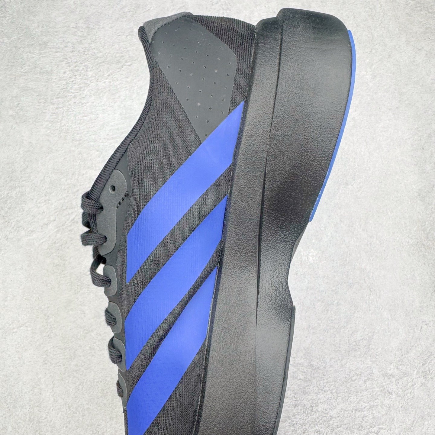 图片[7]-＃纯原 AD Adizero Eva SL M 零度进化版系列低帮轻便透气竞速休闲运动慢跑鞋 JP7148 相信大家对去年 adidas 横空出世的「顶级超跑」adiZero Adios Pro EVO 1 记忆犹新！不仅登顶阿迪史上最轻跑鞋宝座，更在接下来的全球马拉松赛事中，持续书写着惊人成绩，被网友戏称新一代「阿迪神鞋」全网刷屏！极简设计语言与强烈速度感和存在感的鞋侧三线，让人过目不忘，特别种草！其中定位于中长跑训练的 adidas Adizero Evo SL，整体外观造型与 adiZero Adios Pro EVO 1 非常相似。中底配置方面搭载全掌 Lightstrike Pro，鞋面采用透气网面示人，契合日常训练鞋的定位，更加耐用。外底给到了马牌橡胶，及类似上代竞速旗舰 adidas Adizero Adios Pro 3 区域分布。整体看下来无论是外观的鲜明辨识度，还是配置的扎实程度都很顶。尺码：36 36⅔ 37⅓ 38 38⅔ 39⅓ 40 40⅔ 41⅓ 42 42⅔ 43⅓ 44 44⅔ 45⅓ 46⅓-选品中心