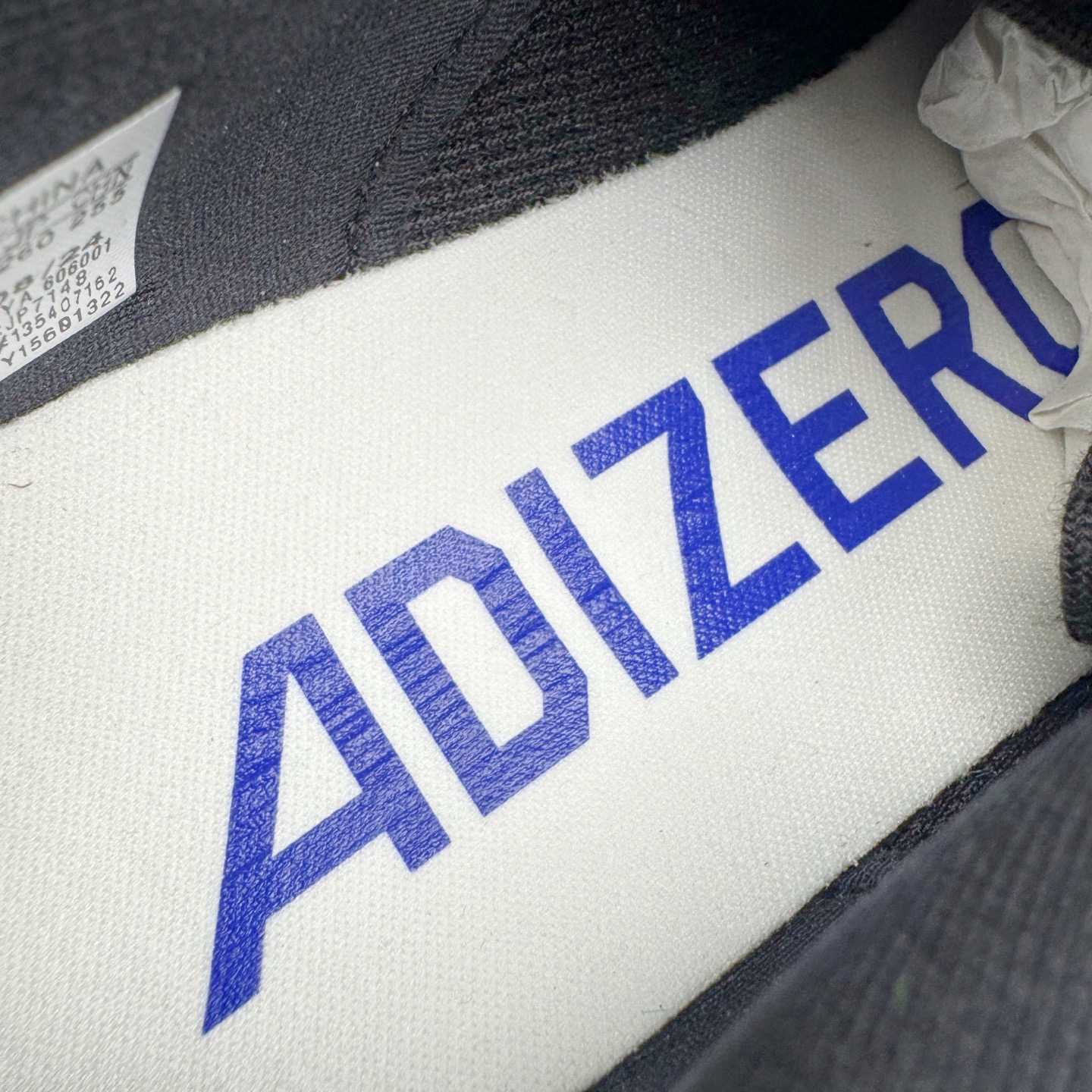 图片[12]-＃纯原 AD Adizero Eva SL M 零度进化版系列低帮轻便透气竞速休闲运动慢跑鞋 JP7148 相信大家对去年 adidas 横空出世的「顶级超跑」adiZero Adios Pro EVO 1 记忆犹新！不仅登顶阿迪史上最轻跑鞋宝座，更在接下来的全球马拉松赛事中，持续书写着惊人成绩，被网友戏称新一代「阿迪神鞋」全网刷屏！极简设计语言与强烈速度感和存在感的鞋侧三线，让人过目不忘，特别种草！其中定位于中长跑训练的 adidas Adizero Evo SL，整体外观造型与 adiZero Adios Pro EVO 1 非常相似。中底配置方面搭载全掌 Lightstrike Pro，鞋面采用透气网面示人，契合日常训练鞋的定位，更加耐用。外底给到了马牌橡胶，及类似上代竞速旗舰 adidas Adizero Adios Pro 3 区域分布。整体看下来无论是外观的鲜明辨识度，还是配置的扎实程度都很顶。尺码：36 36⅔ 37⅓ 38 38⅔ 39⅓ 40 40⅔ 41⅓ 42 42⅔ 43⅓ 44 44⅔ 45⅓ 46⅓-选品中心