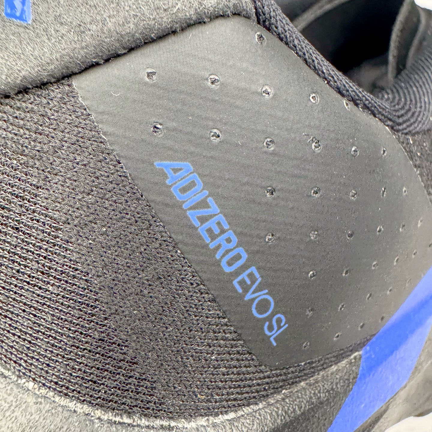 图片[14]-＃纯原 AD Adizero Eva SL M 零度进化版系列低帮轻便透气竞速休闲运动慢跑鞋 JP7148 相信大家对去年 adidas 横空出世的「顶级超跑」adiZero Adios Pro EVO 1 记忆犹新！不仅登顶阿迪史上最轻跑鞋宝座，更在接下来的全球马拉松赛事中，持续书写着惊人成绩，被网友戏称新一代「阿迪神鞋」全网刷屏！极简设计语言与强烈速度感和存在感的鞋侧三线，让人过目不忘，特别种草！其中定位于中长跑训练的 adidas Adizero Evo SL，整体外观造型与 adiZero Adios Pro EVO 1 非常相似。中底配置方面搭载全掌 Lightstrike Pro，鞋面采用透气网面示人，契合日常训练鞋的定位，更加耐用。外底给到了马牌橡胶，及类似上代竞速旗舰 adidas Adizero Adios Pro 3 区域分布。整体看下来无论是外观的鲜明辨识度，还是配置的扎实程度都很顶。尺码：36 36⅔ 37⅓ 38 38⅔ 39⅓ 40 40⅔ 41⅓ 42 42⅔ 43⅓ 44 44⅔ 45⅓ 46⅓-选品中心