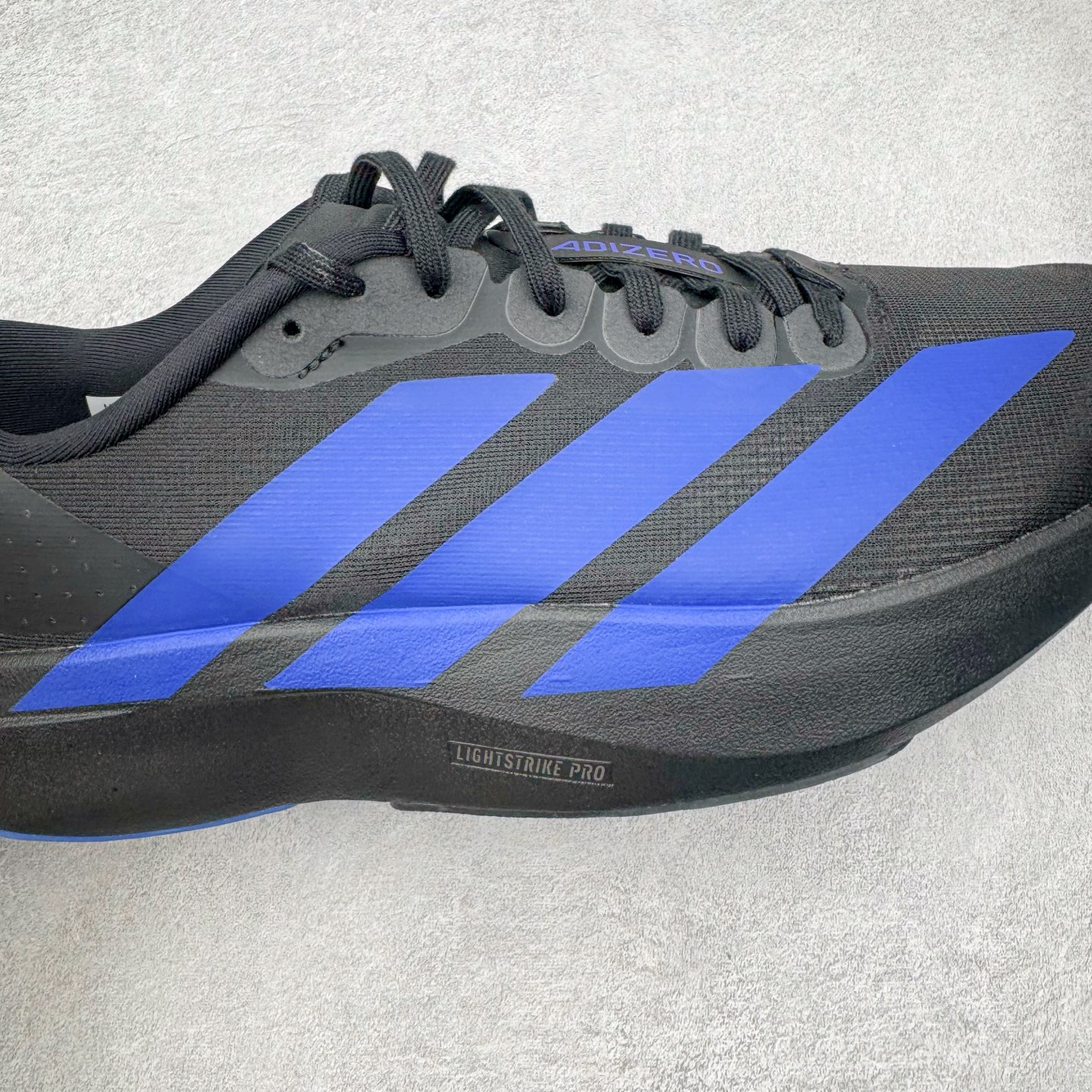 图片[17]-＃纯原 AD Adizero Eva SL M 零度进化版系列低帮轻便透气竞速休闲运动慢跑鞋 JP7148 相信大家对去年 adidas 横空出世的「顶级超跑」adiZero Adios Pro EVO 1 记忆犹新！不仅登顶阿迪史上最轻跑鞋宝座，更在接下来的全球马拉松赛事中，持续书写着惊人成绩，被网友戏称新一代「阿迪神鞋」全网刷屏！极简设计语言与强烈速度感和存在感的鞋侧三线，让人过目不忘，特别种草！其中定位于中长跑训练的 adidas Adizero Evo SL，整体外观造型与 adiZero Adios Pro EVO 1 非常相似。中底配置方面搭载全掌 Lightstrike Pro，鞋面采用透气网面示人，契合日常训练鞋的定位，更加耐用。外底给到了马牌橡胶，及类似上代竞速旗舰 adidas Adizero Adios Pro 3 区域分布。整体看下来无论是外观的鲜明辨识度，还是配置的扎实程度都很顶。尺码：36 36⅔ 37⅓ 38 38⅔ 39⅓ 40 40⅔ 41⅓ 42 42⅔ 43⅓ 44 44⅔ 45⅓ 46⅓-选品中心