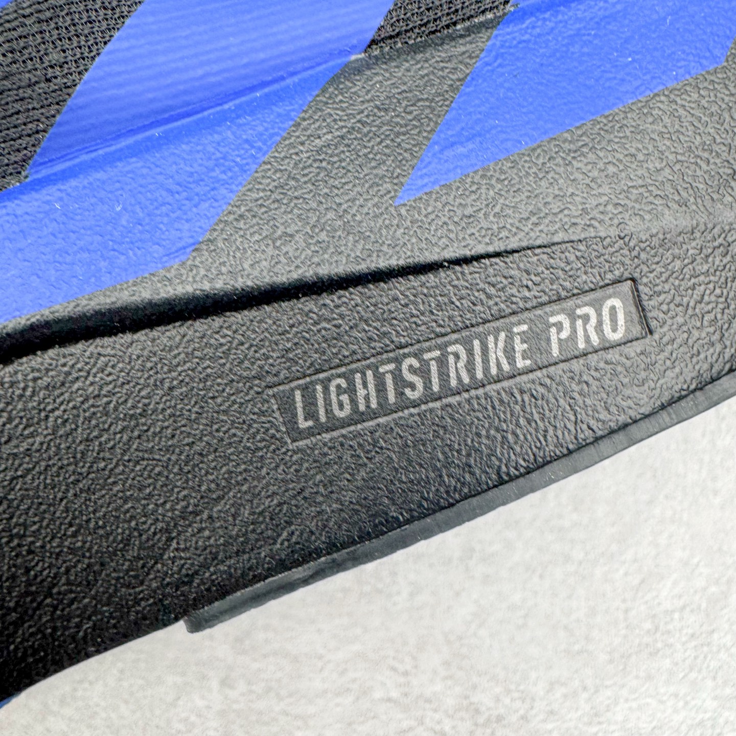 图片[18]-＃纯原 AD Adizero Eva SL M 零度进化版系列低帮轻便透气竞速休闲运动慢跑鞋 JP7148 相信大家对去年 adidas 横空出世的「顶级超跑」adiZero Adios Pro EVO 1 记忆犹新！不仅登顶阿迪史上最轻跑鞋宝座，更在接下来的全球马拉松赛事中，持续书写着惊人成绩，被网友戏称新一代「阿迪神鞋」全网刷屏！极简设计语言与强烈速度感和存在感的鞋侧三线，让人过目不忘，特别种草！其中定位于中长跑训练的 adidas Adizero Evo SL，整体外观造型与 adiZero Adios Pro EVO 1 非常相似。中底配置方面搭载全掌 Lightstrike Pro，鞋面采用透气网面示人，契合日常训练鞋的定位，更加耐用。外底给到了马牌橡胶，及类似上代竞速旗舰 adidas Adizero Adios Pro 3 区域分布。整体看下来无论是外观的鲜明辨识度，还是配置的扎实程度都很顶。尺码：36 36⅔ 37⅓ 38 38⅔ 39⅓ 40 40⅔ 41⅓ 42 42⅔ 43⅓ 44 44⅔ 45⅓ 46⅓-选品中心