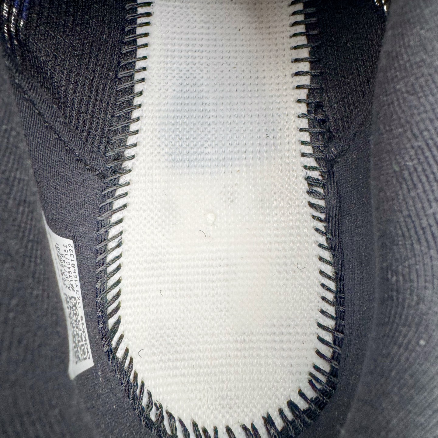 图片[10]-＃纯原 AD Adizero Eva SL M 零度进化版系列低帮轻便透气竞速休闲运动慢跑鞋 JP7148 相信大家对去年 adidas 横空出世的「顶级超跑」adiZero Adios Pro EVO 1 记忆犹新！不仅登顶阿迪史上最轻跑鞋宝座，更在接下来的全球马拉松赛事中，持续书写着惊人成绩，被网友戏称新一代「阿迪神鞋」全网刷屏！极简设计语言与强烈速度感和存在感的鞋侧三线，让人过目不忘，特别种草！其中定位于中长跑训练的 adidas Adizero Evo SL，整体外观造型与 adiZero Adios Pro EVO 1 非常相似。中底配置方面搭载全掌 Lightstrike Pro，鞋面采用透气网面示人，契合日常训练鞋的定位，更加耐用。外底给到了马牌橡胶，及类似上代竞速旗舰 adidas Adizero Adios Pro 3 区域分布。整体看下来无论是外观的鲜明辨识度，还是配置的扎实程度都很顶。尺码：36 36⅔ 37⅓ 38 38⅔ 39⅓ 40 40⅔ 41⅓ 42 42⅔ 43⅓ 44 44⅔ 45⅓ 46⅓-选品中心