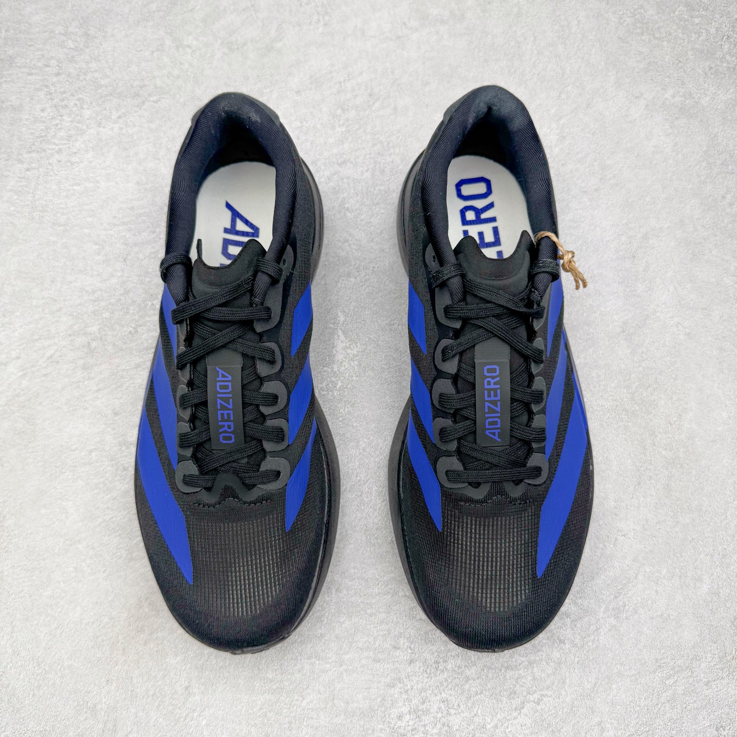 图片[2]-＃纯原 AD Adizero Eva SL M 零度进化版系列低帮轻便透气竞速休闲运动慢跑鞋 JP7148 相信大家对去年 adidas 横空出世的「顶级超跑」adiZero Adios Pro EVO 1 记忆犹新！不仅登顶阿迪史上最轻跑鞋宝座，更在接下来的全球马拉松赛事中，持续书写着惊人成绩，被网友戏称新一代「阿迪神鞋」全网刷屏！极简设计语言与强烈速度感和存在感的鞋侧三线，让人过目不忘，特别种草！其中定位于中长跑训练的 adidas Adizero Evo SL，整体外观造型与 adiZero Adios Pro EVO 1 非常相似。中底配置方面搭载全掌 Lightstrike Pro，鞋面采用透气网面示人，契合日常训练鞋的定位，更加耐用。外底给到了马牌橡胶，及类似上代竞速旗舰 adidas Adizero Adios Pro 3 区域分布。整体看下来无论是外观的鲜明辨识度，还是配置的扎实程度都很顶。尺码：36 36⅔ 37⅓ 38 38⅔ 39⅓ 40 40⅔ 41⅓ 42 42⅔ 43⅓ 44 44⅔ 45⅓ 46⅓-选品中心