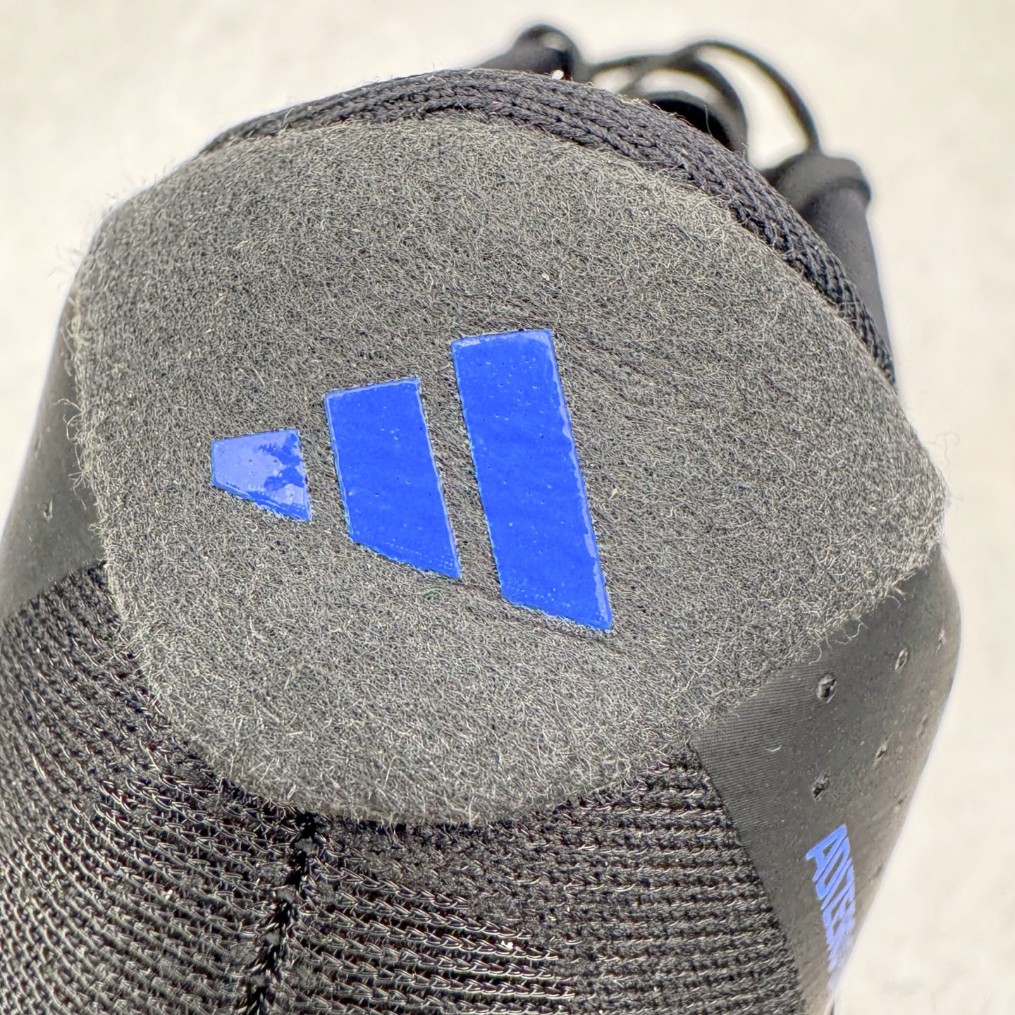 图片[13]-＃纯原 AD Adizero Eva SL M 零度进化版系列低帮轻便透气竞速休闲运动慢跑鞋 JP7148 相信大家对去年 adidas 横空出世的「顶级超跑」adiZero Adios Pro EVO 1 记忆犹新！不仅登顶阿迪史上最轻跑鞋宝座，更在接下来的全球马拉松赛事中，持续书写着惊人成绩，被网友戏称新一代「阿迪神鞋」全网刷屏！极简设计语言与强烈速度感和存在感的鞋侧三线，让人过目不忘，特别种草！其中定位于中长跑训练的 adidas Adizero Evo SL，整体外观造型与 adiZero Adios Pro EVO 1 非常相似。中底配置方面搭载全掌 Lightstrike Pro，鞋面采用透气网面示人，契合日常训练鞋的定位，更加耐用。外底给到了马牌橡胶，及类似上代竞速旗舰 adidas Adizero Adios Pro 3 区域分布。整体看下来无论是外观的鲜明辨识度，还是配置的扎实程度都很顶。尺码：36 36⅔ 37⅓ 38 38⅔ 39⅓ 40 40⅔ 41⅓ 42 42⅔ 43⅓ 44 44⅔ 45⅓ 46⅓-选品中心