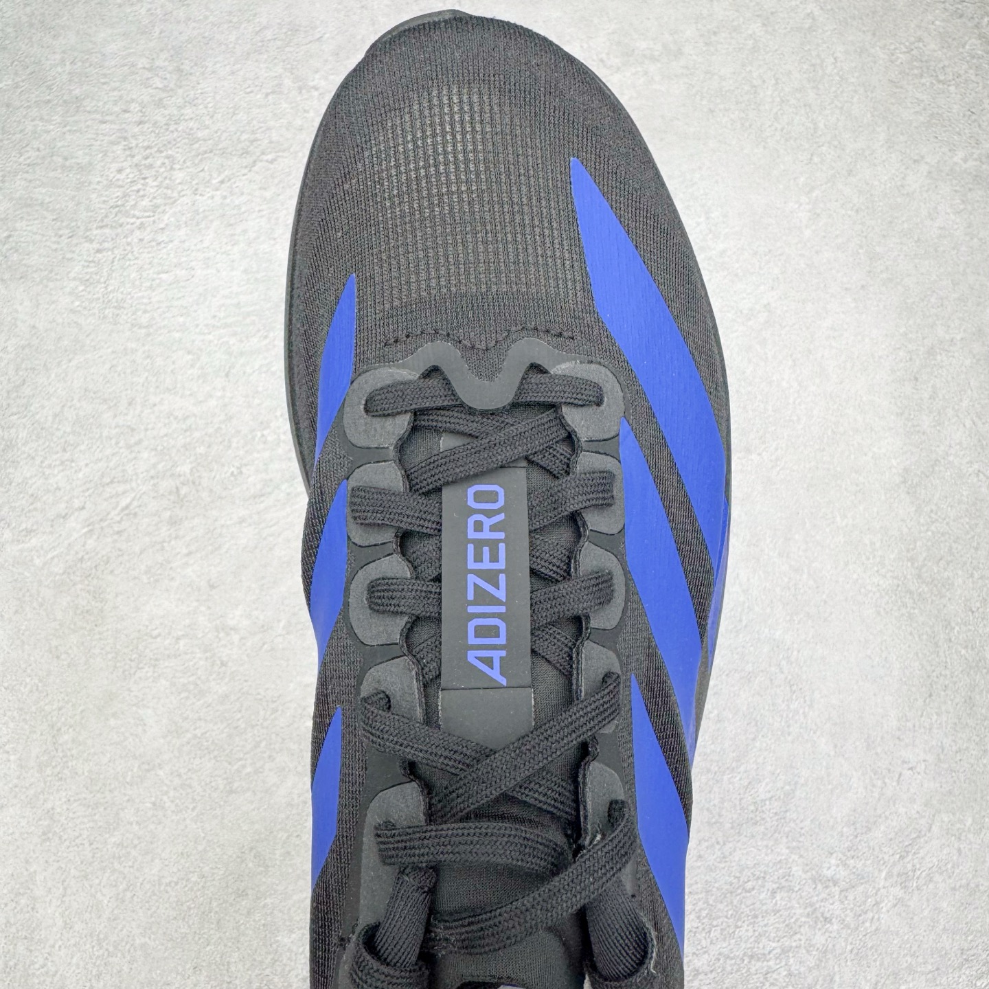 图片[4]-＃纯原 AD Adizero Eva SL M 零度进化版系列低帮轻便透气竞速休闲运动慢跑鞋 JP7148 相信大家对去年 adidas 横空出世的「顶级超跑」adiZero Adios Pro EVO 1 记忆犹新！不仅登顶阿迪史上最轻跑鞋宝座，更在接下来的全球马拉松赛事中，持续书写着惊人成绩，被网友戏称新一代「阿迪神鞋」全网刷屏！极简设计语言与强烈速度感和存在感的鞋侧三线，让人过目不忘，特别种草！其中定位于中长跑训练的 adidas Adizero Evo SL，整体外观造型与 adiZero Adios Pro EVO 1 非常相似。中底配置方面搭载全掌 Lightstrike Pro，鞋面采用透气网面示人，契合日常训练鞋的定位，更加耐用。外底给到了马牌橡胶，及类似上代竞速旗舰 adidas Adizero Adios Pro 3 区域分布。整体看下来无论是外观的鲜明辨识度，还是配置的扎实程度都很顶。尺码：36 36⅔ 37⅓ 38 38⅔ 39⅓ 40 40⅔ 41⅓ 42 42⅔ 43⅓ 44 44⅔ 45⅓ 46⅓-选品中心