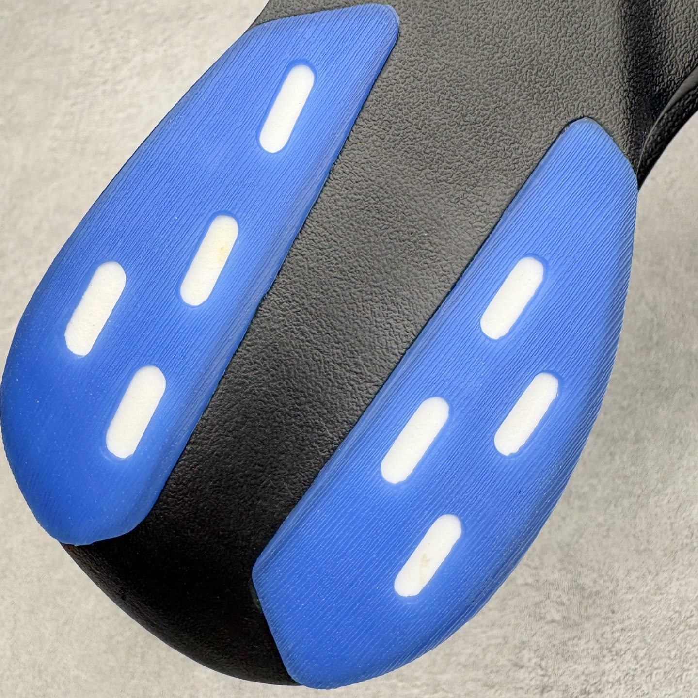 图片[19]-＃纯原 AD Adizero Eva SL M 零度进化版系列低帮轻便透气竞速休闲运动慢跑鞋 JP7148 相信大家对去年 adidas 横空出世的「顶级超跑」adiZero Adios Pro EVO 1 记忆犹新！不仅登顶阿迪史上最轻跑鞋宝座，更在接下来的全球马拉松赛事中，持续书写着惊人成绩，被网友戏称新一代「阿迪神鞋」全网刷屏！极简设计语言与强烈速度感和存在感的鞋侧三线，让人过目不忘，特别种草！其中定位于中长跑训练的 adidas Adizero Evo SL，整体外观造型与 adiZero Adios Pro EVO 1 非常相似。中底配置方面搭载全掌 Lightstrike Pro，鞋面采用透气网面示人，契合日常训练鞋的定位，更加耐用。外底给到了马牌橡胶，及类似上代竞速旗舰 adidas Adizero Adios Pro 3 区域分布。整体看下来无论是外观的鲜明辨识度，还是配置的扎实程度都很顶。尺码：36 36⅔ 37⅓ 38 38⅔ 39⅓ 40 40⅔ 41⅓ 42 42⅔ 43⅓ 44 44⅔ 45⅓ 46⅓-选品中心