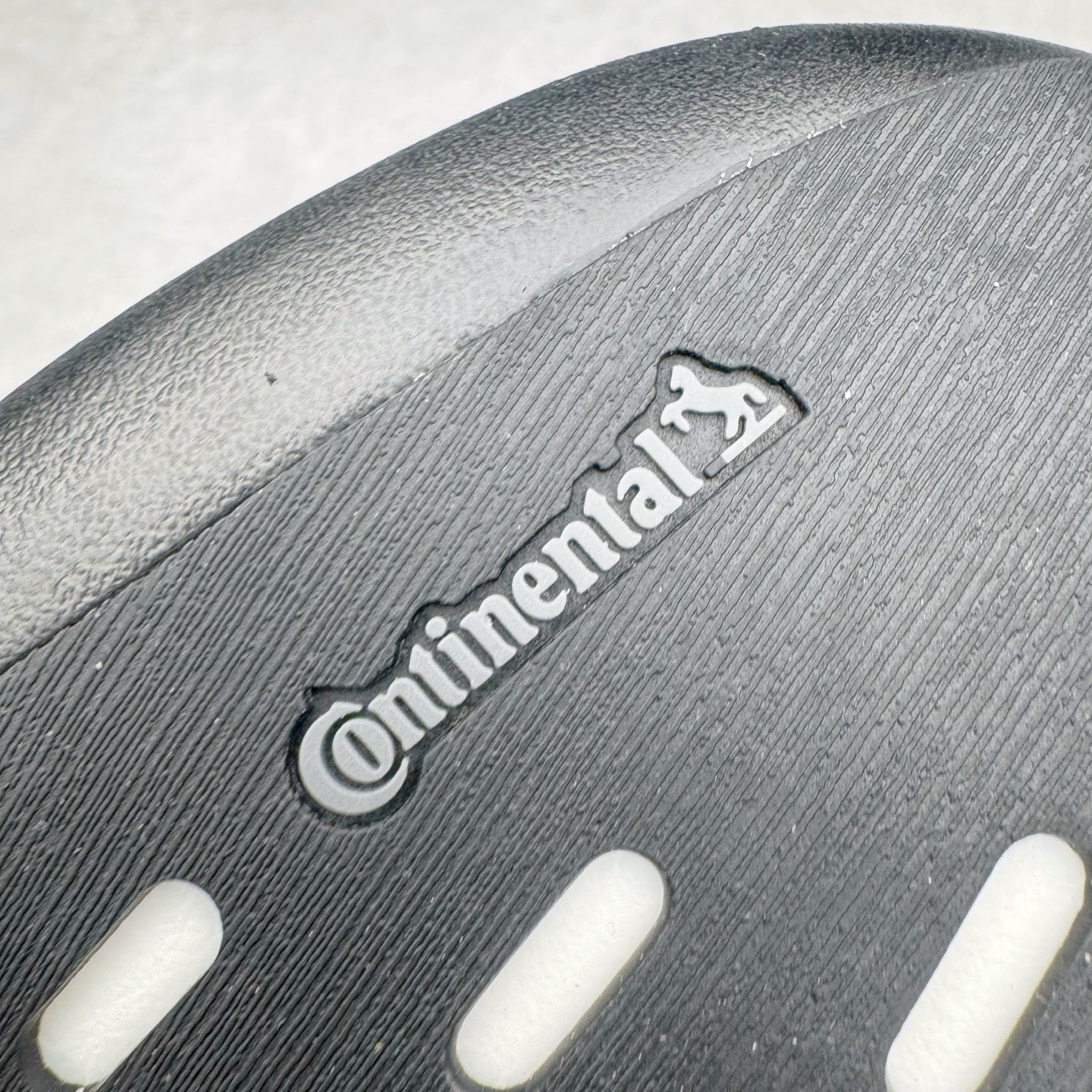 图片[20]-＃纯原 AD Adizero Eva SL M 零度进化版系列低帮轻便透气竞速休闲运动慢跑鞋 JP7148 相信大家对去年 adidas 横空出世的「顶级超跑」adiZero Adios Pro EVO 1 记忆犹新！不仅登顶阿迪史上最轻跑鞋宝座，更在接下来的全球马拉松赛事中，持续书写着惊人成绩，被网友戏称新一代「阿迪神鞋」全网刷屏！极简设计语言与强烈速度感和存在感的鞋侧三线，让人过目不忘，特别种草！其中定位于中长跑训练的 adidas Adizero Evo SL，整体外观造型与 adiZero Adios Pro EVO 1 非常相似。中底配置方面搭载全掌 Lightstrike Pro，鞋面采用透气网面示人，契合日常训练鞋的定位，更加耐用。外底给到了马牌橡胶，及类似上代竞速旗舰 adidas Adizero Adios Pro 3 区域分布。整体看下来无论是外观的鲜明辨识度，还是配置的扎实程度都很顶。尺码：36 36⅔ 37⅓ 38 38⅔ 39⅓ 40 40⅔ 41⅓ 42 42⅔ 43⅓ 44 44⅔ 45⅓ 46⅓-选品中心