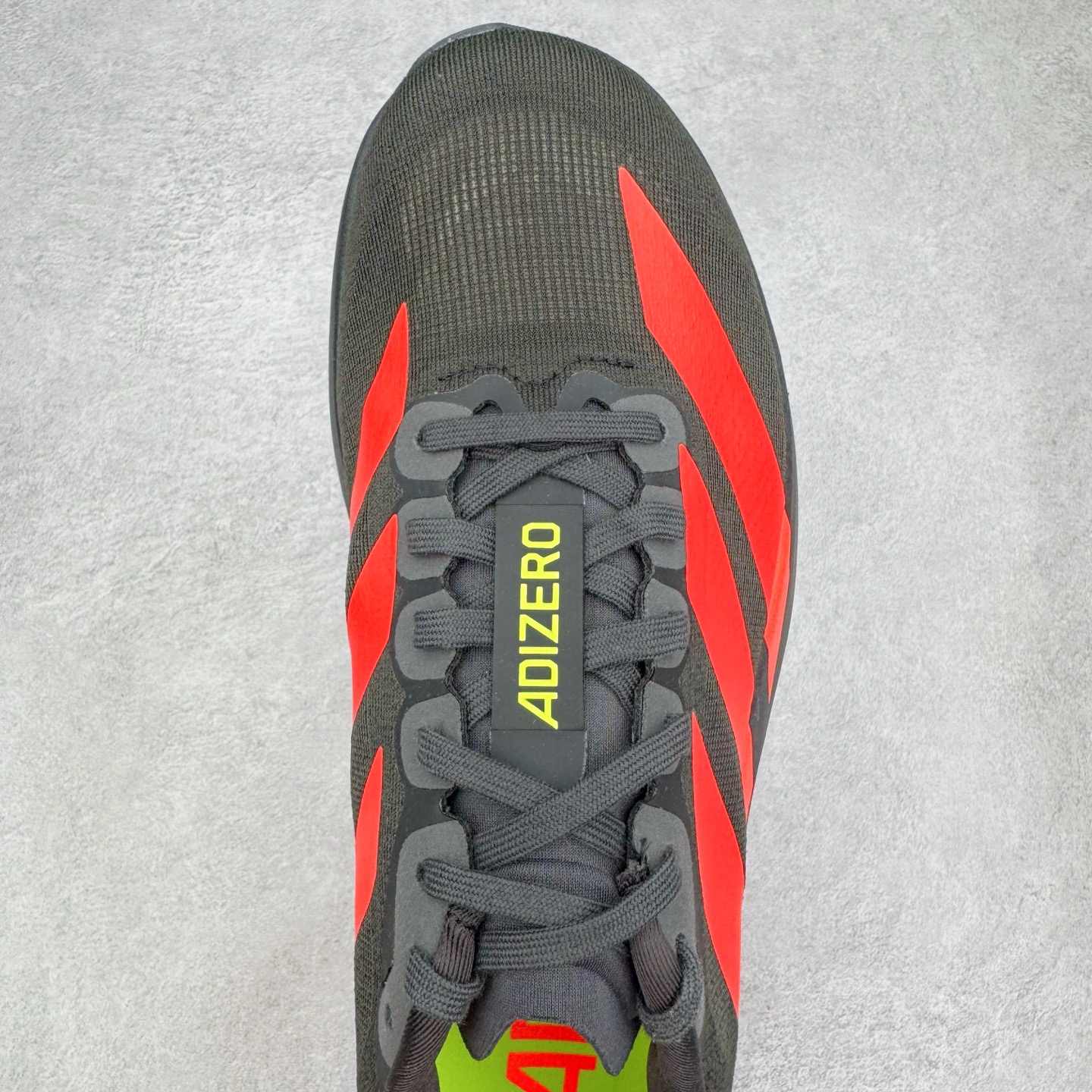 图片[4]-＃纯原 AD Adizero Eva SL M 零度进化版系列低帮轻便透气竞速休闲运动慢跑鞋 JR3414 相信大家对去年 adidas 横空出世的「顶级超跑」adiZero Adios Pro EVO 1 记忆犹新！不仅登顶阿迪史上最轻跑鞋宝座，更在接下来的全球马拉松赛事中，持续书写着惊人成绩，被网友戏称新一代「阿迪神鞋」全网刷屏！极简设计语言与强烈速度感和存在感的鞋侧三线，让人过目不忘，特别种草！其中定位于中长跑训练的 adidas Adizero Evo SL，整体外观造型与 adiZero Adios Pro EVO 1 非常相似。中底配置方面搭载全掌 Lightstrike Pro，鞋面采用透气网面示人，契合日常训练鞋的定位，更加耐用。外底给到了马牌橡胶，及类似上代竞速旗舰 adidas Adizero Adios Pro 3 区域分布。整体看下来无论是外观的鲜明辨识度，还是配置的扎实程度都很顶。尺码：36 36⅔ 37⅓ 38 38⅔ 39⅓ 40 40⅔ 41⅓ 42 42⅔ 43⅓ 44 44⅔ 45⅓ 46⅓-选品中心