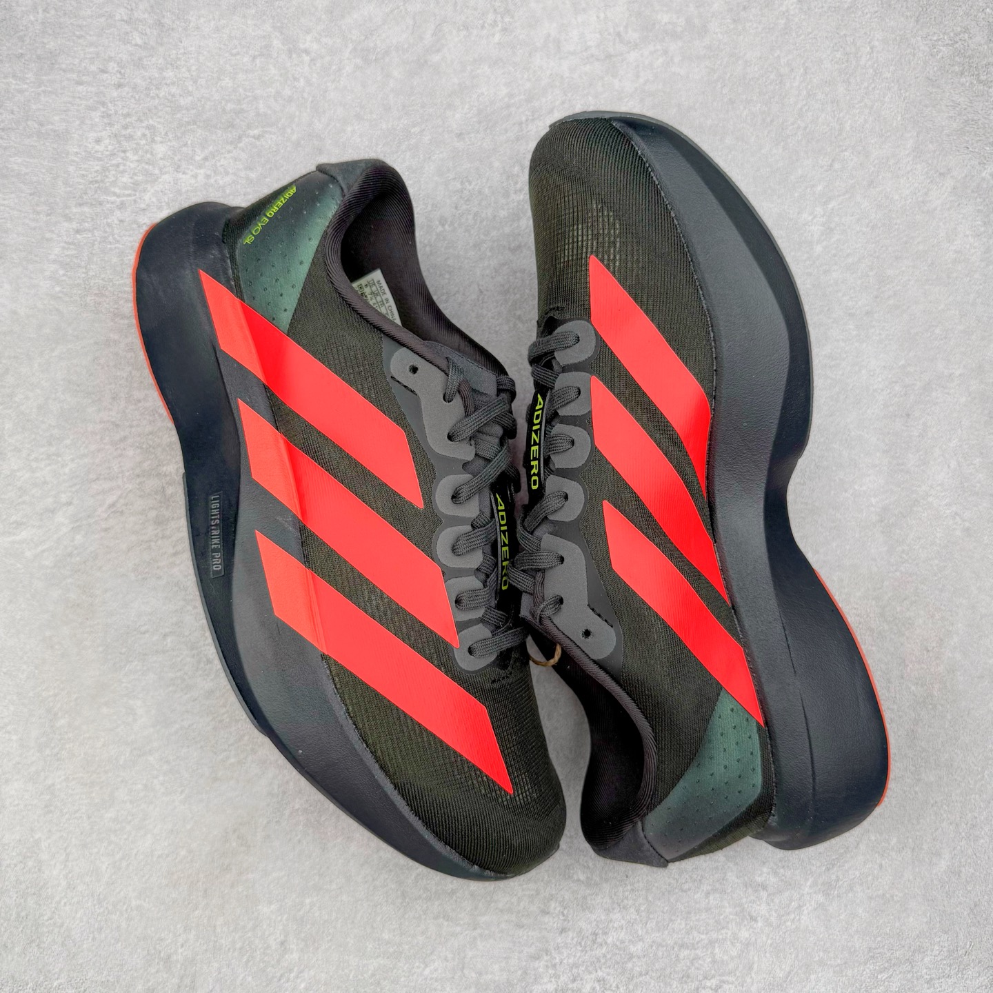 图片[3]-＃纯原 AD Adizero Eva SL M 零度进化版系列低帮轻便透气竞速休闲运动慢跑鞋 JR3414 相信大家对去年 adidas 横空出世的「顶级超跑」adiZero Adios Pro EVO 1 记忆犹新！不仅登顶阿迪史上最轻跑鞋宝座，更在接下来的全球马拉松赛事中，持续书写着惊人成绩，被网友戏称新一代「阿迪神鞋」全网刷屏！极简设计语言与强烈速度感和存在感的鞋侧三线，让人过目不忘，特别种草！其中定位于中长跑训练的 adidas Adizero Evo SL，整体外观造型与 adiZero Adios Pro EVO 1 非常相似。中底配置方面搭载全掌 Lightstrike Pro，鞋面采用透气网面示人，契合日常训练鞋的定位，更加耐用。外底给到了马牌橡胶，及类似上代竞速旗舰 adidas Adizero Adios Pro 3 区域分布。整体看下来无论是外观的鲜明辨识度，还是配置的扎实程度都很顶。尺码：36 36⅔ 37⅓ 38 38⅔ 39⅓ 40 40⅔ 41⅓ 42 42⅔ 43⅓ 44 44⅔ 45⅓ 46⅓-选品中心