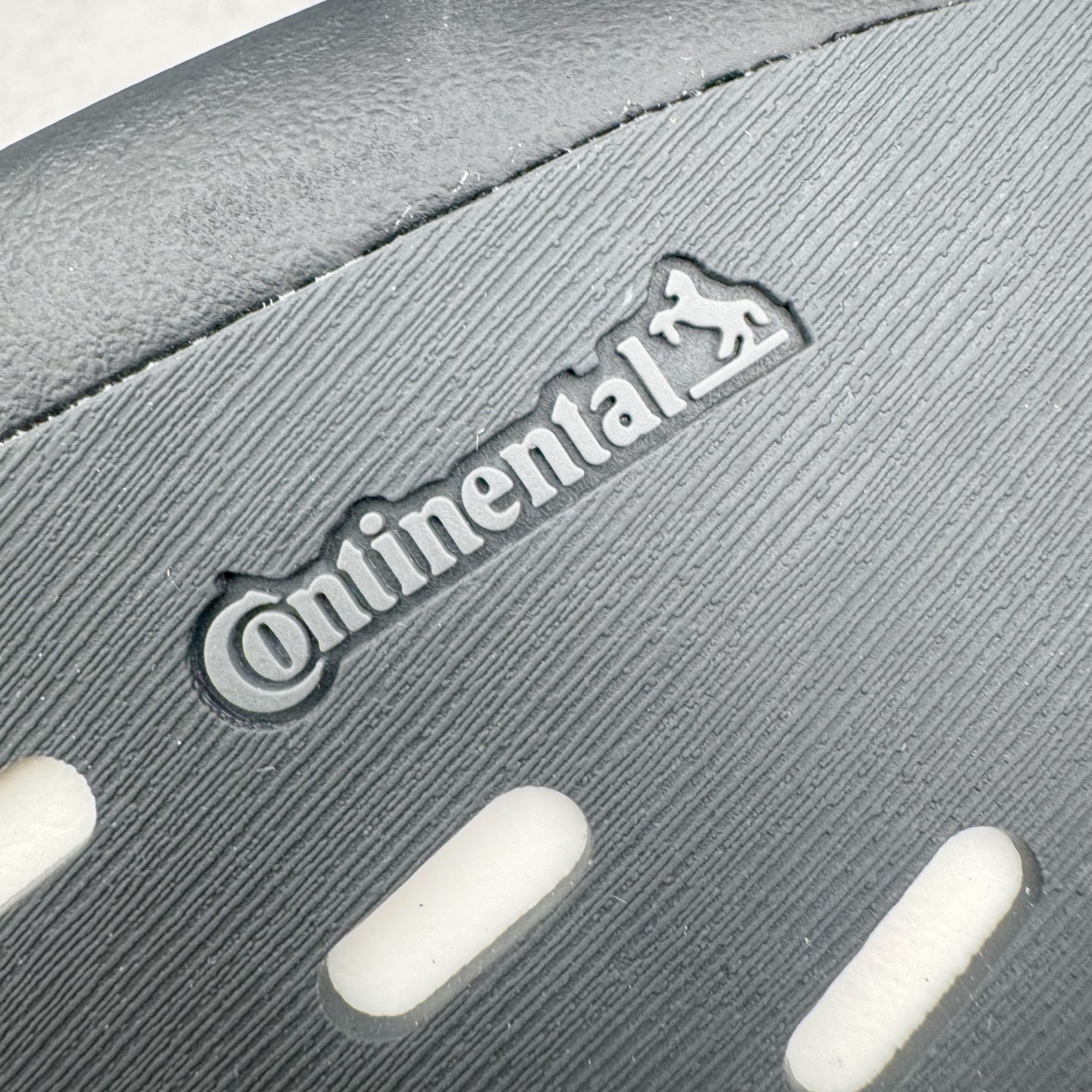 图片[18]-＃纯原 AD Adizero Eva SL M 零度进化版系列低帮轻便透气竞速休闲运动慢跑鞋 JR3414 相信大家对去年 adidas 横空出世的「顶级超跑」adiZero Adios Pro EVO 1 记忆犹新！不仅登顶阿迪史上最轻跑鞋宝座，更在接下来的全球马拉松赛事中，持续书写着惊人成绩，被网友戏称新一代「阿迪神鞋」全网刷屏！极简设计语言与强烈速度感和存在感的鞋侧三线，让人过目不忘，特别种草！其中定位于中长跑训练的 adidas Adizero Evo SL，整体外观造型与 adiZero Adios Pro EVO 1 非常相似。中底配置方面搭载全掌 Lightstrike Pro，鞋面采用透气网面示人，契合日常训练鞋的定位，更加耐用。外底给到了马牌橡胶，及类似上代竞速旗舰 adidas Adizero Adios Pro 3 区域分布。整体看下来无论是外观的鲜明辨识度，还是配置的扎实程度都很顶。尺码：36 36⅔ 37⅓ 38 38⅔ 39⅓ 40 40⅔ 41⅓ 42 42⅔ 43⅓ 44 44⅔ 45⅓ 46⅓-选品中心