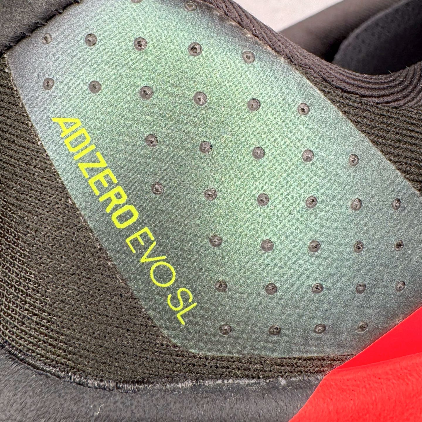 图片[19]-＃纯原 AD Adizero Eva SL M 零度进化版系列低帮轻便透气竞速休闲运动慢跑鞋 JR3414 相信大家对去年 adidas 横空出世的「顶级超跑」adiZero Adios Pro EVO 1 记忆犹新！不仅登顶阿迪史上最轻跑鞋宝座，更在接下来的全球马拉松赛事中，持续书写着惊人成绩，被网友戏称新一代「阿迪神鞋」全网刷屏！极简设计语言与强烈速度感和存在感的鞋侧三线，让人过目不忘，特别种草！其中定位于中长跑训练的 adidas Adizero Evo SL，整体外观造型与 adiZero Adios Pro EVO 1 非常相似。中底配置方面搭载全掌 Lightstrike Pro，鞋面采用透气网面示人，契合日常训练鞋的定位，更加耐用。外底给到了马牌橡胶，及类似上代竞速旗舰 adidas Adizero Adios Pro 3 区域分布。整体看下来无论是外观的鲜明辨识度，还是配置的扎实程度都很顶。尺码：36 36⅔ 37⅓ 38 38⅔ 39⅓ 40 40⅔ 41⅓ 42 42⅔ 43⅓ 44 44⅔ 45⅓ 46⅓-选品中心