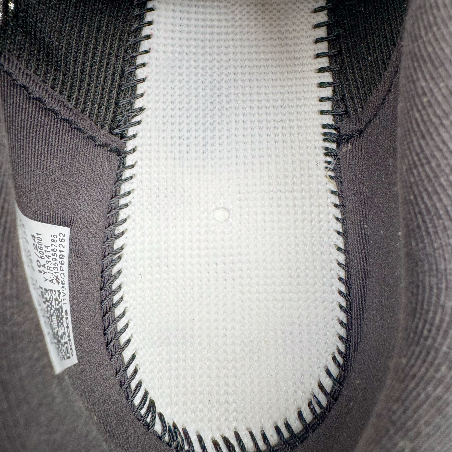 图片[15]-＃纯原 AD Adizero Eva SL M 零度进化版系列低帮轻便透气竞速休闲运动慢跑鞋 JR3414 相信大家对去年 adidas 横空出世的「顶级超跑」adiZero Adios Pro EVO 1 记忆犹新！不仅登顶阿迪史上最轻跑鞋宝座，更在接下来的全球马拉松赛事中，持续书写着惊人成绩，被网友戏称新一代「阿迪神鞋」全网刷屏！极简设计语言与强烈速度感和存在感的鞋侧三线，让人过目不忘，特别种草！其中定位于中长跑训练的 adidas Adizero Evo SL，整体外观造型与 adiZero Adios Pro EVO 1 非常相似。中底配置方面搭载全掌 Lightstrike Pro，鞋面采用透气网面示人，契合日常训练鞋的定位，更加耐用。外底给到了马牌橡胶，及类似上代竞速旗舰 adidas Adizero Adios Pro 3 区域分布。整体看下来无论是外观的鲜明辨识度，还是配置的扎实程度都很顶。尺码：36 36⅔ 37⅓ 38 38⅔ 39⅓ 40 40⅔ 41⅓ 42 42⅔ 43⅓ 44 44⅔ 45⅓ 46⅓-选品中心