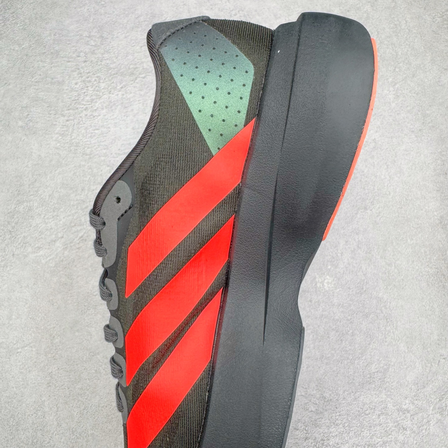 图片[7]-＃纯原 AD Adizero Eva SL M 零度进化版系列低帮轻便透气竞速休闲运动慢跑鞋 JR3414 相信大家对去年 adidas 横空出世的「顶级超跑」adiZero Adios Pro EVO 1 记忆犹新！不仅登顶阿迪史上最轻跑鞋宝座，更在接下来的全球马拉松赛事中，持续书写着惊人成绩，被网友戏称新一代「阿迪神鞋」全网刷屏！极简设计语言与强烈速度感和存在感的鞋侧三线，让人过目不忘，特别种草！其中定位于中长跑训练的 adidas Adizero Evo SL，整体外观造型与 adiZero Adios Pro EVO 1 非常相似。中底配置方面搭载全掌 Lightstrike Pro，鞋面采用透气网面示人，契合日常训练鞋的定位，更加耐用。外底给到了马牌橡胶，及类似上代竞速旗舰 adidas Adizero Adios Pro 3 区域分布。整体看下来无论是外观的鲜明辨识度，还是配置的扎实程度都很顶。尺码：36 36⅔ 37⅓ 38 38⅔ 39⅓ 40 40⅔ 41⅓ 42 42⅔ 43⅓ 44 44⅔ 45⅓ 46⅓-选品中心