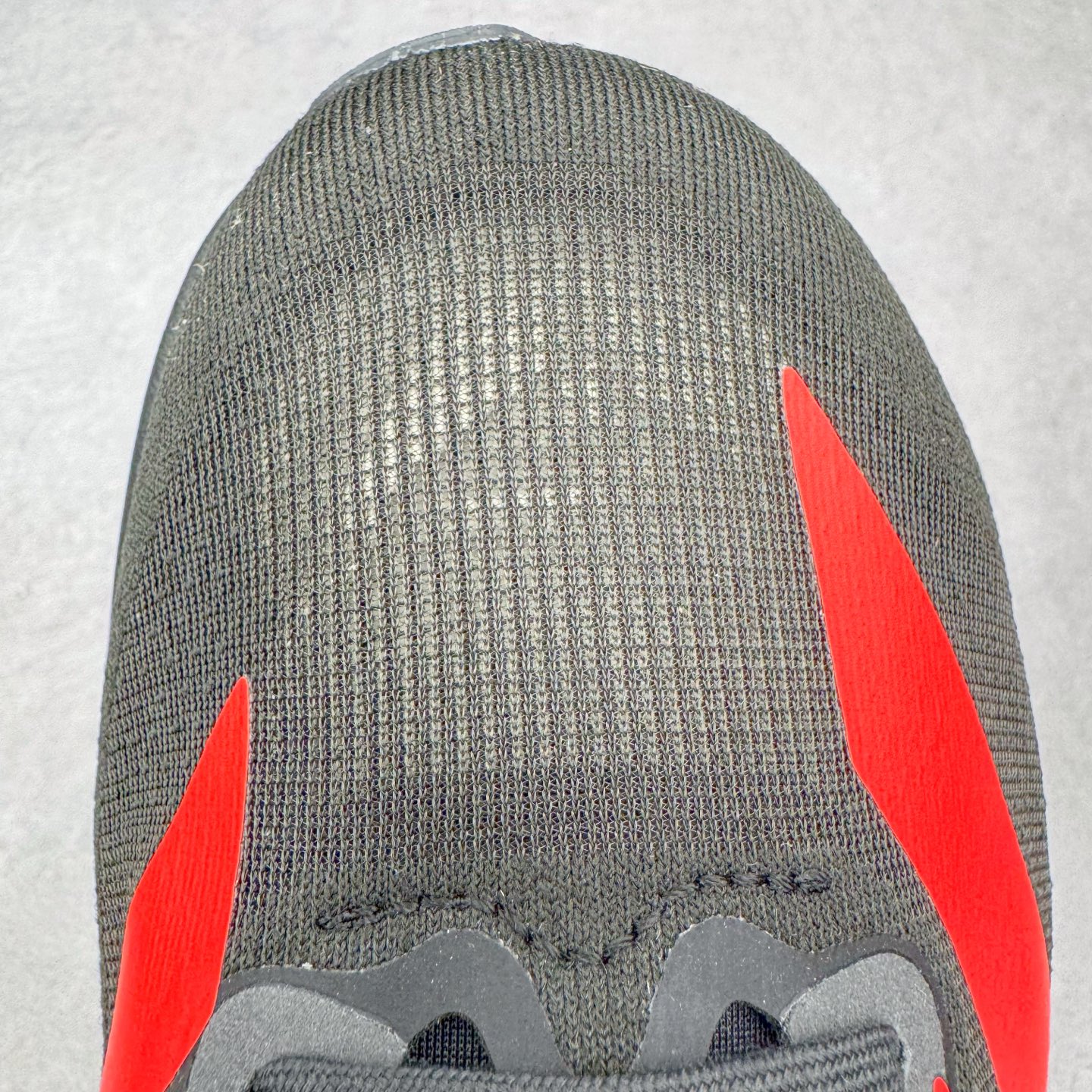 图片[11]-＃纯原 AD Adizero Eva SL M 零度进化版系列低帮轻便透气竞速休闲运动慢跑鞋 JR3414 相信大家对去年 adidas 横空出世的「顶级超跑」adiZero Adios Pro EVO 1 记忆犹新！不仅登顶阿迪史上最轻跑鞋宝座，更在接下来的全球马拉松赛事中，持续书写着惊人成绩，被网友戏称新一代「阿迪神鞋」全网刷屏！极简设计语言与强烈速度感和存在感的鞋侧三线，让人过目不忘，特别种草！其中定位于中长跑训练的 adidas Adizero Evo SL，整体外观造型与 adiZero Adios Pro EVO 1 非常相似。中底配置方面搭载全掌 Lightstrike Pro，鞋面采用透气网面示人，契合日常训练鞋的定位，更加耐用。外底给到了马牌橡胶，及类似上代竞速旗舰 adidas Adizero Adios Pro 3 区域分布。整体看下来无论是外观的鲜明辨识度，还是配置的扎实程度都很顶。尺码：36 36⅔ 37⅓ 38 38⅔ 39⅓ 40 40⅔ 41⅓ 42 42⅔ 43⅓ 44 44⅔ 45⅓ 46⅓-选品中心