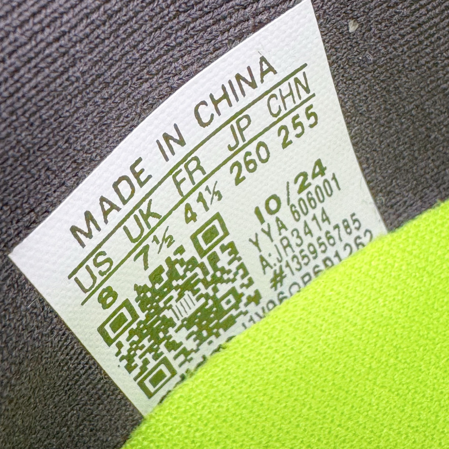 图片[14]-＃纯原 AD Adizero Eva SL M 零度进化版系列低帮轻便透气竞速休闲运动慢跑鞋 JR3414 相信大家对去年 adidas 横空出世的「顶级超跑」adiZero Adios Pro EVO 1 记忆犹新！不仅登顶阿迪史上最轻跑鞋宝座，更在接下来的全球马拉松赛事中，持续书写着惊人成绩，被网友戏称新一代「阿迪神鞋」全网刷屏！极简设计语言与强烈速度感和存在感的鞋侧三线，让人过目不忘，特别种草！其中定位于中长跑训练的 adidas Adizero Evo SL，整体外观造型与 adiZero Adios Pro EVO 1 非常相似。中底配置方面搭载全掌 Lightstrike Pro，鞋面采用透气网面示人，契合日常训练鞋的定位，更加耐用。外底给到了马牌橡胶，及类似上代竞速旗舰 adidas Adizero Adios Pro 3 区域分布。整体看下来无论是外观的鲜明辨识度，还是配置的扎实程度都很顶。尺码：36 36⅔ 37⅓ 38 38⅔ 39⅓ 40 40⅔ 41⅓ 42 42⅔ 43⅓ 44 44⅔ 45⅓ 46⅓-选品中心