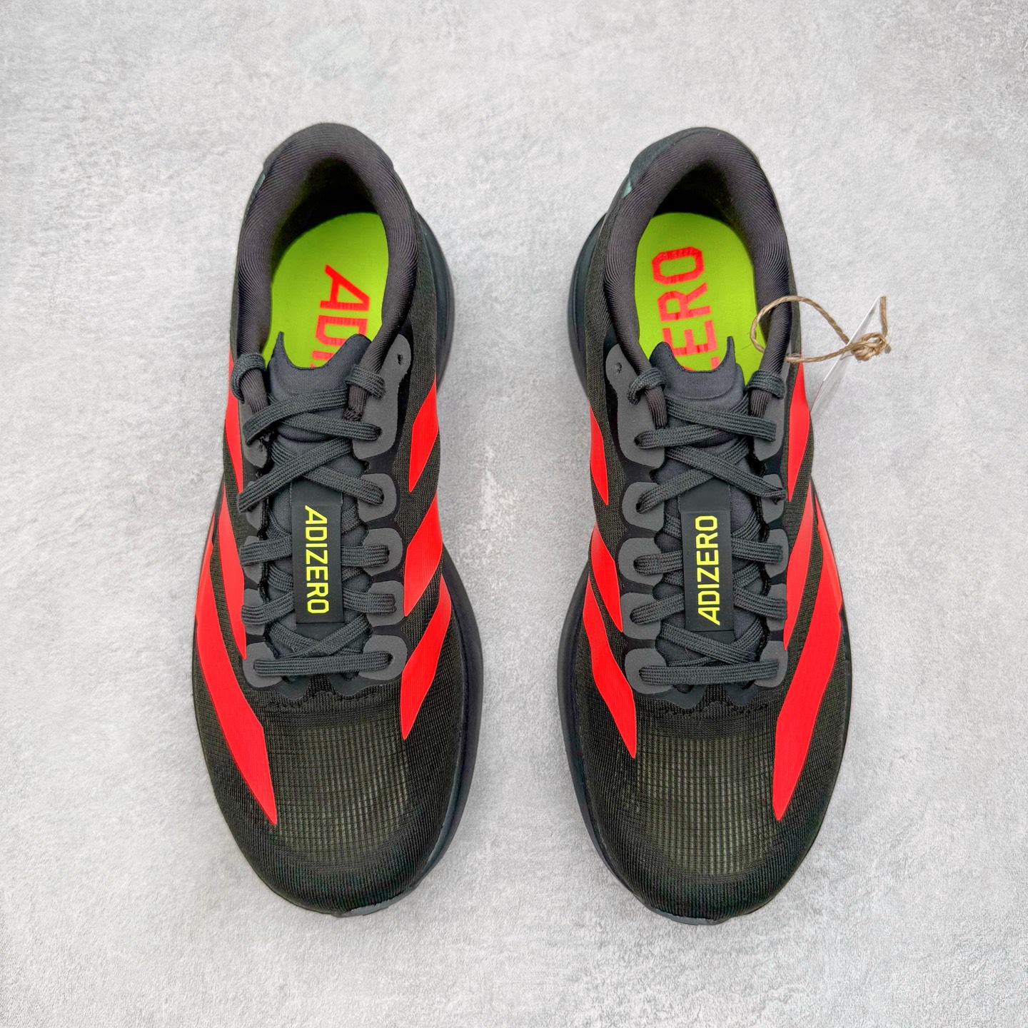 图片[2]-＃纯原 AD Adizero Eva SL M 零度进化版系列低帮轻便透气竞速休闲运动慢跑鞋 JR3414 相信大家对去年 adidas 横空出世的「顶级超跑」adiZero Adios Pro EVO 1 记忆犹新！不仅登顶阿迪史上最轻跑鞋宝座，更在接下来的全球马拉松赛事中，持续书写着惊人成绩，被网友戏称新一代「阿迪神鞋」全网刷屏！极简设计语言与强烈速度感和存在感的鞋侧三线，让人过目不忘，特别种草！其中定位于中长跑训练的 adidas Adizero Evo SL，整体外观造型与 adiZero Adios Pro EVO 1 非常相似。中底配置方面搭载全掌 Lightstrike Pro，鞋面采用透气网面示人，契合日常训练鞋的定位，更加耐用。外底给到了马牌橡胶，及类似上代竞速旗舰 adidas Adizero Adios Pro 3 区域分布。整体看下来无论是外观的鲜明辨识度，还是配置的扎实程度都很顶。尺码：36 36⅔ 37⅓ 38 38⅔ 39⅓ 40 40⅔ 41⅓ 42 42⅔ 43⅓ 44 44⅔ 45⅓ 46⅓-选品中心