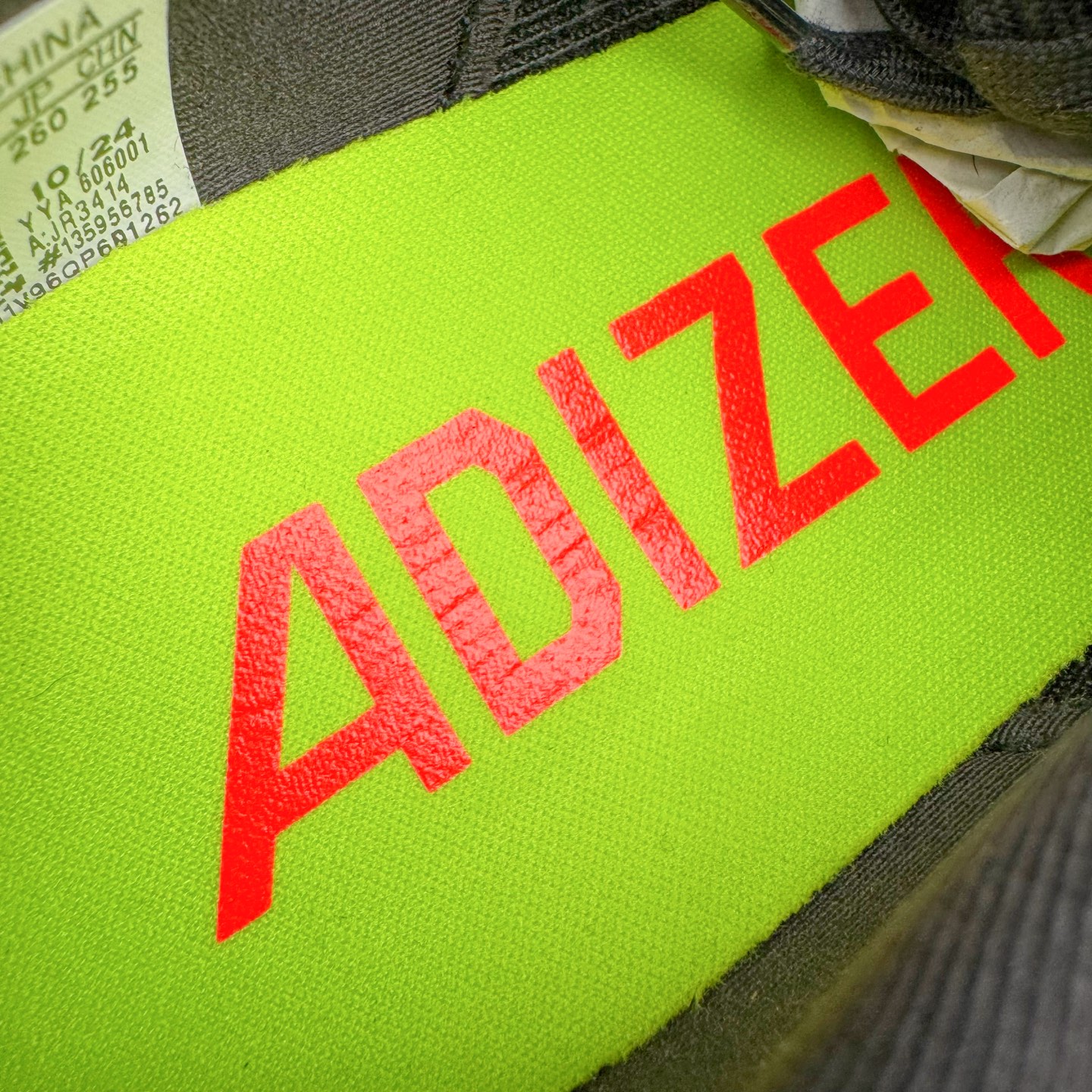 图片[13]-＃纯原 AD Adizero Eva SL M 零度进化版系列低帮轻便透气竞速休闲运动慢跑鞋 JR3414 相信大家对去年 adidas 横空出世的「顶级超跑」adiZero Adios Pro EVO 1 记忆犹新！不仅登顶阿迪史上最轻跑鞋宝座，更在接下来的全球马拉松赛事中，持续书写着惊人成绩，被网友戏称新一代「阿迪神鞋」全网刷屏！极简设计语言与强烈速度感和存在感的鞋侧三线，让人过目不忘，特别种草！其中定位于中长跑训练的 adidas Adizero Evo SL，整体外观造型与 adiZero Adios Pro EVO 1 非常相似。中底配置方面搭载全掌 Lightstrike Pro，鞋面采用透气网面示人，契合日常训练鞋的定位，更加耐用。外底给到了马牌橡胶，及类似上代竞速旗舰 adidas Adizero Adios Pro 3 区域分布。整体看下来无论是外观的鲜明辨识度，还是配置的扎实程度都很顶。尺码：36 36⅔ 37⅓ 38 38⅔ 39⅓ 40 40⅔ 41⅓ 42 42⅔ 43⅓ 44 44⅔ 45⅓ 46⅓-选品中心