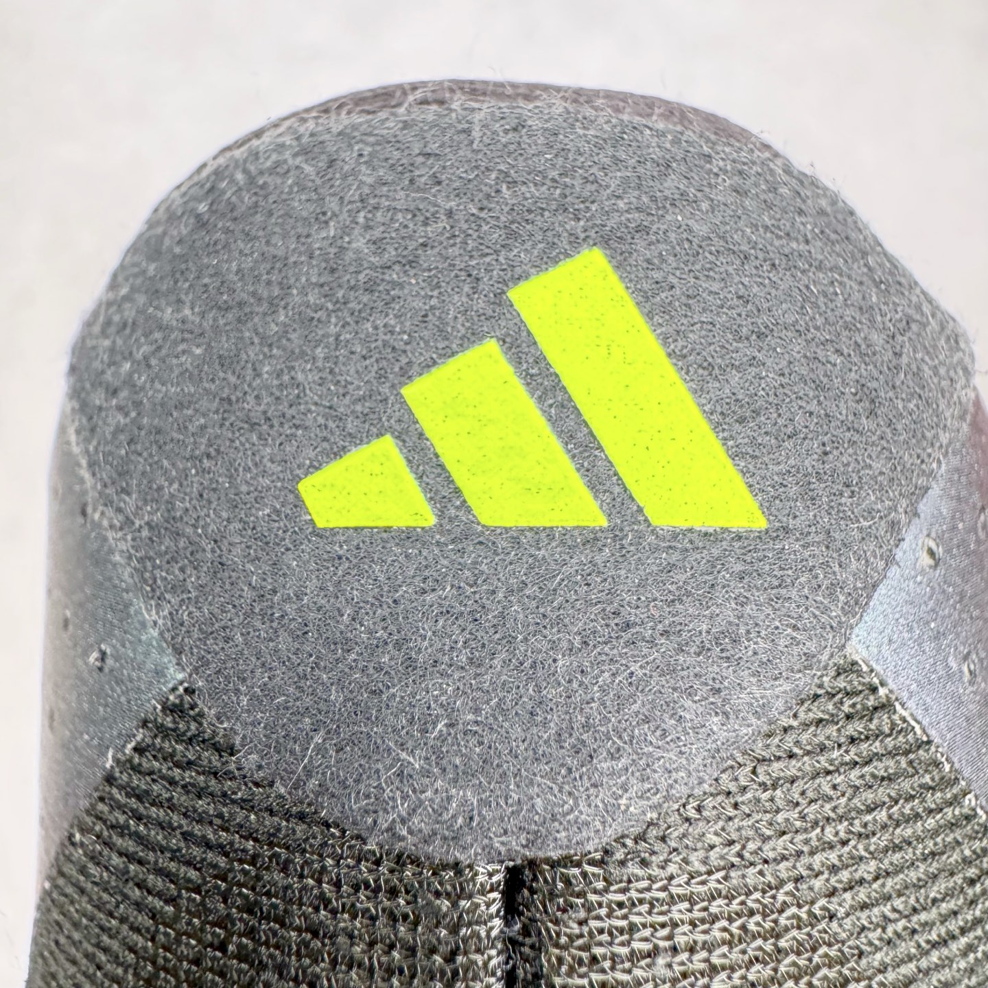 图片[17]-＃纯原 AD Adizero Eva SL M 零度进化版系列低帮轻便透气竞速休闲运动慢跑鞋 JR3414 相信大家对去年 adidas 横空出世的「顶级超跑」adiZero Adios Pro EVO 1 记忆犹新！不仅登顶阿迪史上最轻跑鞋宝座，更在接下来的全球马拉松赛事中，持续书写着惊人成绩，被网友戏称新一代「阿迪神鞋」全网刷屏！极简设计语言与强烈速度感和存在感的鞋侧三线，让人过目不忘，特别种草！其中定位于中长跑训练的 adidas Adizero Evo SL，整体外观造型与 adiZero Adios Pro EVO 1 非常相似。中底配置方面搭载全掌 Lightstrike Pro，鞋面采用透气网面示人，契合日常训练鞋的定位，更加耐用。外底给到了马牌橡胶，及类似上代竞速旗舰 adidas Adizero Adios Pro 3 区域分布。整体看下来无论是外观的鲜明辨识度，还是配置的扎实程度都很顶。尺码：36 36⅔ 37⅓ 38 38⅔ 39⅓ 40 40⅔ 41⅓ 42 42⅔ 43⅓ 44 44⅔ 45⅓ 46⅓-选品中心