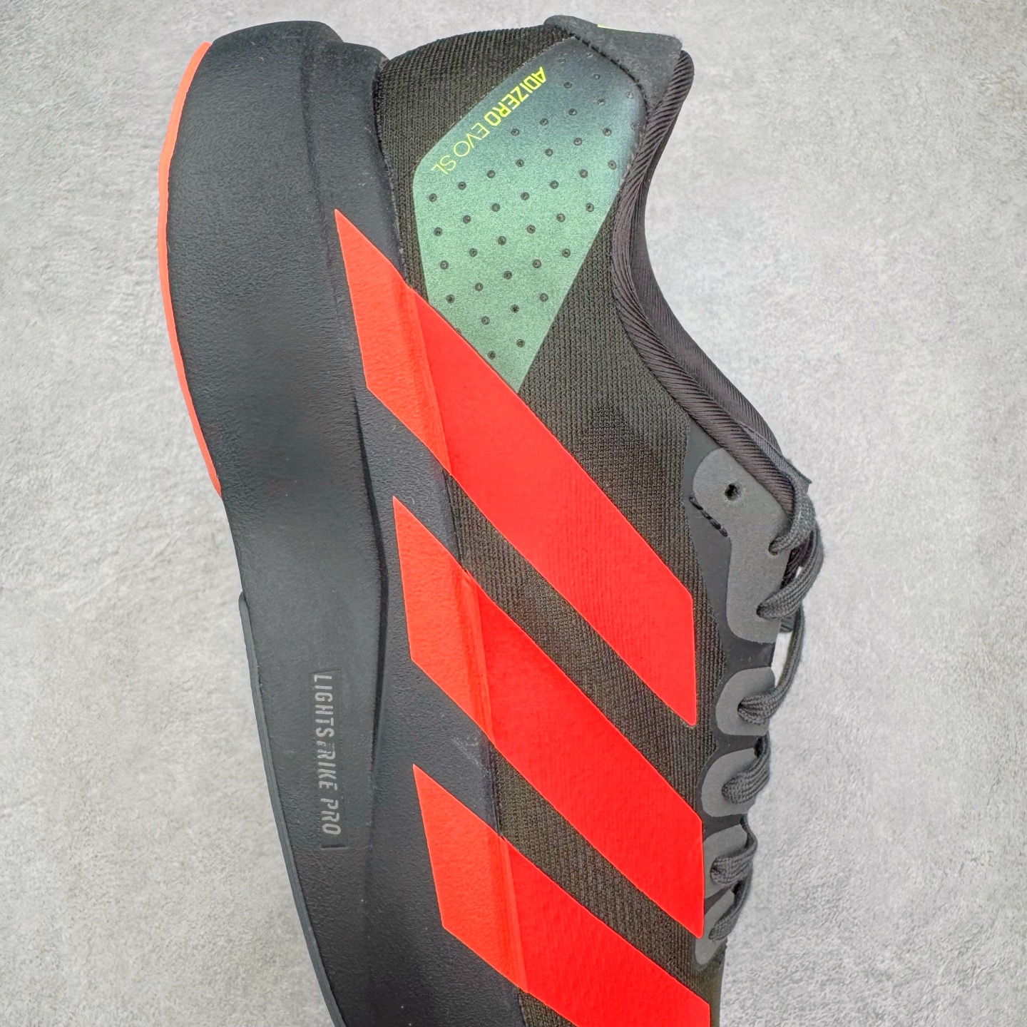 图片[6]-＃纯原 AD Adizero Eva SL M 零度进化版系列低帮轻便透气竞速休闲运动慢跑鞋 JR3414 相信大家对去年 adidas 横空出世的「顶级超跑」adiZero Adios Pro EVO 1 记忆犹新！不仅登顶阿迪史上最轻跑鞋宝座，更在接下来的全球马拉松赛事中，持续书写着惊人成绩，被网友戏称新一代「阿迪神鞋」全网刷屏！极简设计语言与强烈速度感和存在感的鞋侧三线，让人过目不忘，特别种草！其中定位于中长跑训练的 adidas Adizero Evo SL，整体外观造型与 adiZero Adios Pro EVO 1 非常相似。中底配置方面搭载全掌 Lightstrike Pro，鞋面采用透气网面示人，契合日常训练鞋的定位，更加耐用。外底给到了马牌橡胶，及类似上代竞速旗舰 adidas Adizero Adios Pro 3 区域分布。整体看下来无论是外观的鲜明辨识度，还是配置的扎实程度都很顶。尺码：36 36⅔ 37⅓ 38 38⅔ 39⅓ 40 40⅔ 41⅓ 42 42⅔ 43⅓ 44 44⅔ 45⅓ 46⅓-选品中心