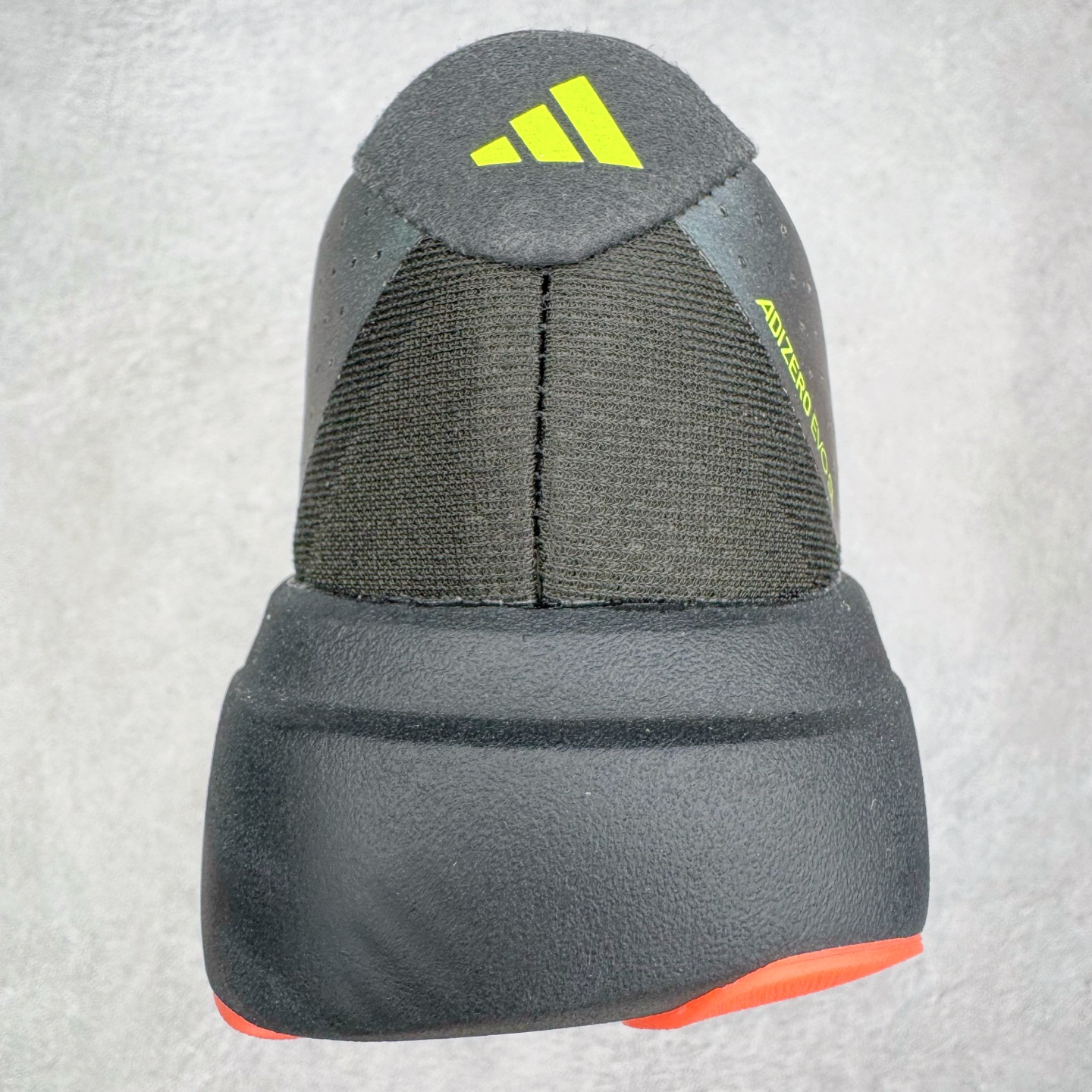 图片[8]-＃纯原 AD Adizero Eva SL M 零度进化版系列低帮轻便透气竞速休闲运动慢跑鞋 JR3414 相信大家对去年 adidas 横空出世的「顶级超跑」adiZero Adios Pro EVO 1 记忆犹新！不仅登顶阿迪史上最轻跑鞋宝座，更在接下来的全球马拉松赛事中，持续书写着惊人成绩，被网友戏称新一代「阿迪神鞋」全网刷屏！极简设计语言与强烈速度感和存在感的鞋侧三线，让人过目不忘，特别种草！其中定位于中长跑训练的 adidas Adizero Evo SL，整体外观造型与 adiZero Adios Pro EVO 1 非常相似。中底配置方面搭载全掌 Lightstrike Pro，鞋面采用透气网面示人，契合日常训练鞋的定位，更加耐用。外底给到了马牌橡胶，及类似上代竞速旗舰 adidas Adizero Adios Pro 3 区域分布。整体看下来无论是外观的鲜明辨识度，还是配置的扎实程度都很顶。尺码：36 36⅔ 37⅓ 38 38⅔ 39⅓ 40 40⅔ 41⅓ 42 42⅔ 43⅓ 44 44⅔ 45⅓ 46⅓-选品中心