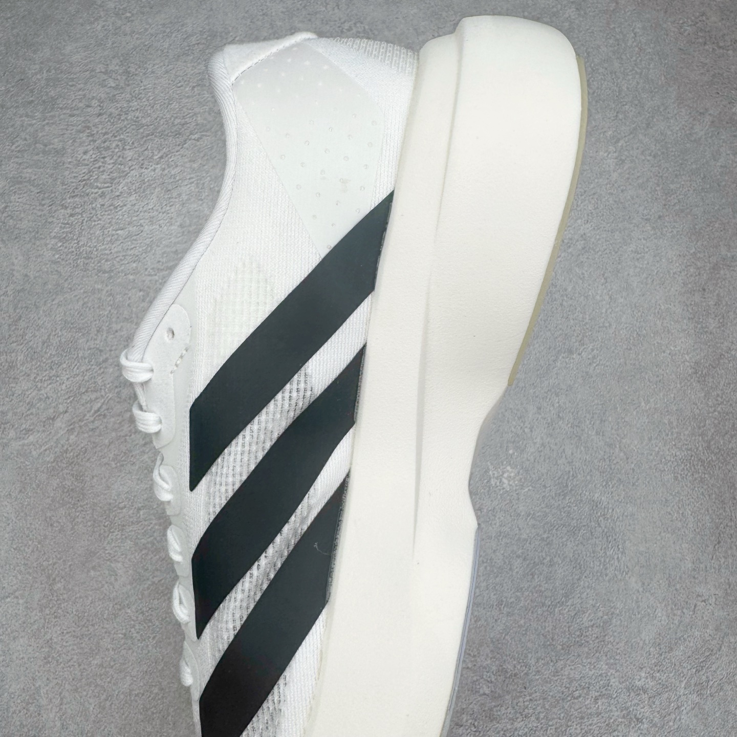 图片[7]-＃纯原 AD Adizero Eva SL M 零度进化版系列低帮轻便透气竞速休闲运动慢跑鞋 JH6206 相信大家对去年 adidas 横空出世的「顶级超跑」adiZero Adios Pro EVO 1 记忆犹新！不仅登顶阿迪史上最轻跑鞋宝座，更在接下来的全球马拉松赛事中，持续书写着惊人成绩，被网友戏称新一代「阿迪神鞋」全网刷屏！极简设计语言与强烈速度感和存在感的鞋侧三线，让人过目不忘，特别种草！其中定位于中长跑训练的 adidas Adizero Evo SL，整体外观造型与 adiZero Adios Pro EVO 1 非常相似。中底配置方面搭载全掌 Lightstrike Pro，鞋面采用透气网面示人，契合日常训练鞋的定位，更加耐用。外底给到了马牌橡胶，及类似上代竞速旗舰 adidas Adizero Adios Pro 3 区域分布。整体看下来无论是外观的鲜明辨识度，还是配置的扎实程度都很顶。尺码：36 36⅔ 37⅓ 38 38⅔ 39⅓ 40 40⅔ 41⅓ 42 42⅔ 43⅓ 44 44⅔ 45⅓ 46⅓-选品中心