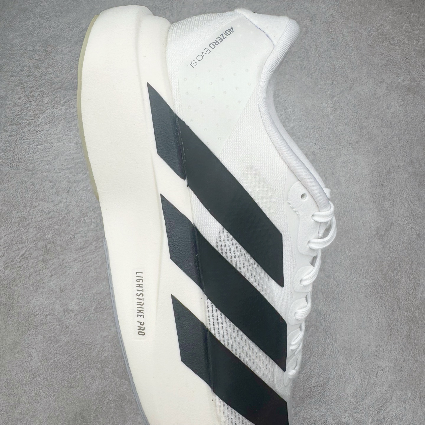 图片[6]-＃纯原 AD Adizero Eva SL M 零度进化版系列低帮轻便透气竞速休闲运动慢跑鞋 JH6206 相信大家对去年 adidas 横空出世的「顶级超跑」adiZero Adios Pro EVO 1 记忆犹新！不仅登顶阿迪史上最轻跑鞋宝座，更在接下来的全球马拉松赛事中，持续书写着惊人成绩，被网友戏称新一代「阿迪神鞋」全网刷屏！极简设计语言与强烈速度感和存在感的鞋侧三线，让人过目不忘，特别种草！其中定位于中长跑训练的 adidas Adizero Evo SL，整体外观造型与 adiZero Adios Pro EVO 1 非常相似。中底配置方面搭载全掌 Lightstrike Pro，鞋面采用透气网面示人，契合日常训练鞋的定位，更加耐用。外底给到了马牌橡胶，及类似上代竞速旗舰 adidas Adizero Adios Pro 3 区域分布。整体看下来无论是外观的鲜明辨识度，还是配置的扎实程度都很顶。尺码：36 36⅔ 37⅓ 38 38⅔ 39⅓ 40 40⅔ 41⅓ 42 42⅔ 43⅓ 44 44⅔ 45⅓ 46⅓-选品中心