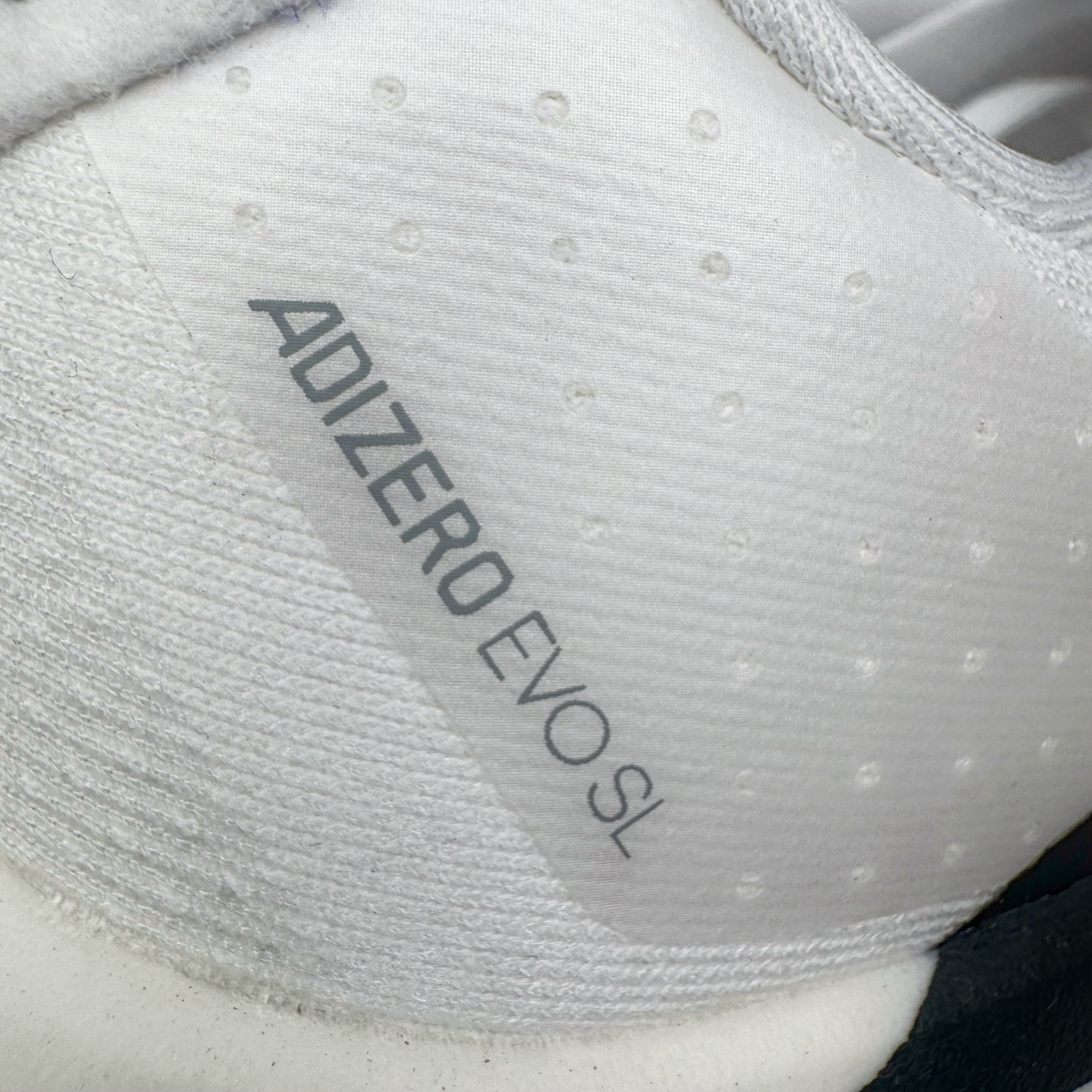 图片[16]-＃纯原 AD Adizero Eva SL M 零度进化版系列低帮轻便透气竞速休闲运动慢跑鞋 JH6206 相信大家对去年 adidas 横空出世的「顶级超跑」adiZero Adios Pro EVO 1 记忆犹新！不仅登顶阿迪史上最轻跑鞋宝座，更在接下来的全球马拉松赛事中，持续书写着惊人成绩，被网友戏称新一代「阿迪神鞋」全网刷屏！极简设计语言与强烈速度感和存在感的鞋侧三线，让人过目不忘，特别种草！其中定位于中长跑训练的 adidas Adizero Evo SL，整体外观造型与 adiZero Adios Pro EVO 1 非常相似。中底配置方面搭载全掌 Lightstrike Pro，鞋面采用透气网面示人，契合日常训练鞋的定位，更加耐用。外底给到了马牌橡胶，及类似上代竞速旗舰 adidas Adizero Adios Pro 3 区域分布。整体看下来无论是外观的鲜明辨识度，还是配置的扎实程度都很顶。尺码：36 36⅔ 37⅓ 38 38⅔ 39⅓ 40 40⅔ 41⅓ 42 42⅔ 43⅓ 44 44⅔ 45⅓ 46⅓-选品中心