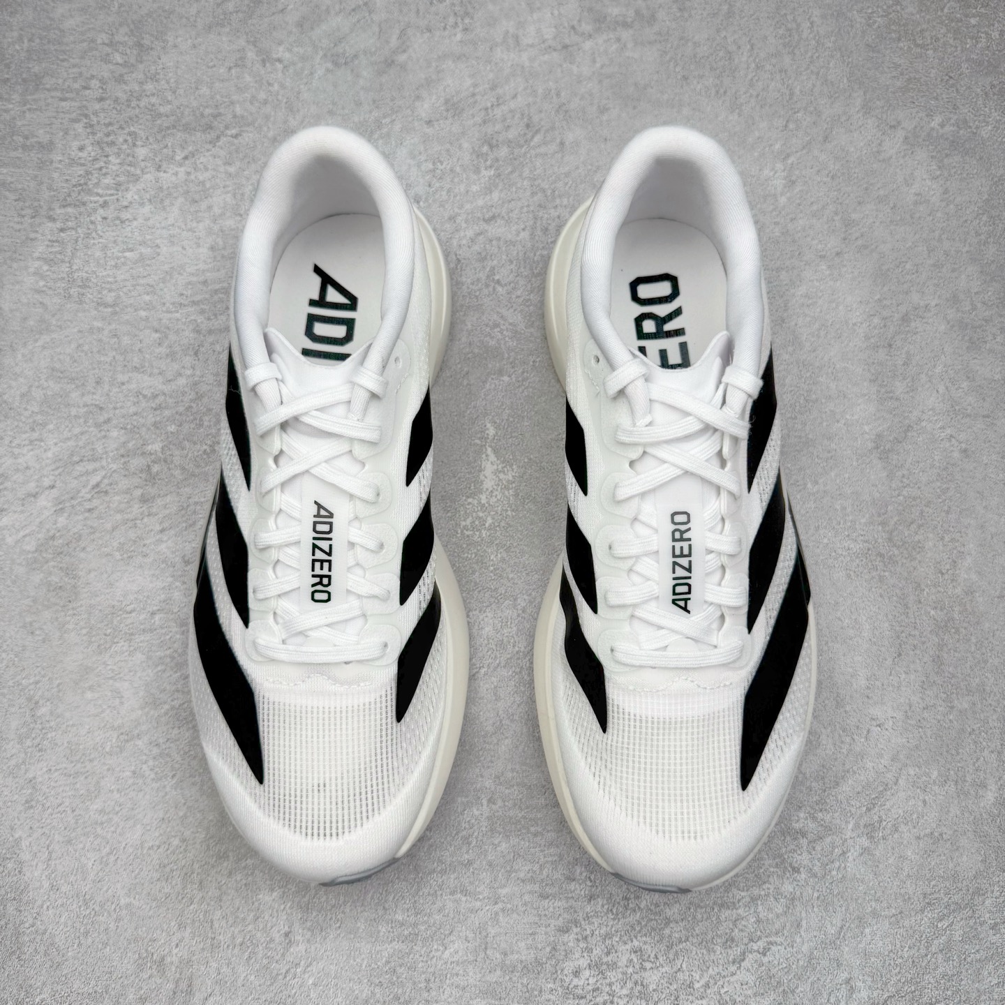 图片[2]-＃纯原 AD Adizero Eva SL M 零度进化版系列低帮轻便透气竞速休闲运动慢跑鞋 JH6206 相信大家对去年 adidas 横空出世的「顶级超跑」adiZero Adios Pro EVO 1 记忆犹新！不仅登顶阿迪史上最轻跑鞋宝座，更在接下来的全球马拉松赛事中，持续书写着惊人成绩，被网友戏称新一代「阿迪神鞋」全网刷屏！极简设计语言与强烈速度感和存在感的鞋侧三线，让人过目不忘，特别种草！其中定位于中长跑训练的 adidas Adizero Evo SL，整体外观造型与 adiZero Adios Pro EVO 1 非常相似。中底配置方面搭载全掌 Lightstrike Pro，鞋面采用透气网面示人，契合日常训练鞋的定位，更加耐用。外底给到了马牌橡胶，及类似上代竞速旗舰 adidas Adizero Adios Pro 3 区域分布。整体看下来无论是外观的鲜明辨识度，还是配置的扎实程度都很顶。尺码：36 36⅔ 37⅓ 38 38⅔ 39⅓ 40 40⅔ 41⅓ 42 42⅔ 43⅓ 44 44⅔ 45⅓ 46⅓-选品中心