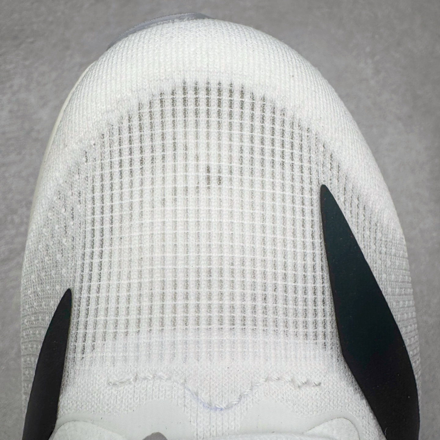 图片[14]-＃纯原 AD Adizero Eva SL M 零度进化版系列低帮轻便透气竞速休闲运动慢跑鞋 JH6206 相信大家对去年 adidas 横空出世的「顶级超跑」adiZero Adios Pro EVO 1 记忆犹新！不仅登顶阿迪史上最轻跑鞋宝座，更在接下来的全球马拉松赛事中，持续书写着惊人成绩，被网友戏称新一代「阿迪神鞋」全网刷屏！极简设计语言与强烈速度感和存在感的鞋侧三线，让人过目不忘，特别种草！其中定位于中长跑训练的 adidas Adizero Evo SL，整体外观造型与 adiZero Adios Pro EVO 1 非常相似。中底配置方面搭载全掌 Lightstrike Pro，鞋面采用透气网面示人，契合日常训练鞋的定位，更加耐用。外底给到了马牌橡胶，及类似上代竞速旗舰 adidas Adizero Adios Pro 3 区域分布。整体看下来无论是外观的鲜明辨识度，还是配置的扎实程度都很顶。尺码：36 36⅔ 37⅓ 38 38⅔ 39⅓ 40 40⅔ 41⅓ 42 42⅔ 43⅓ 44 44⅔ 45⅓ 46⅓-选品中心