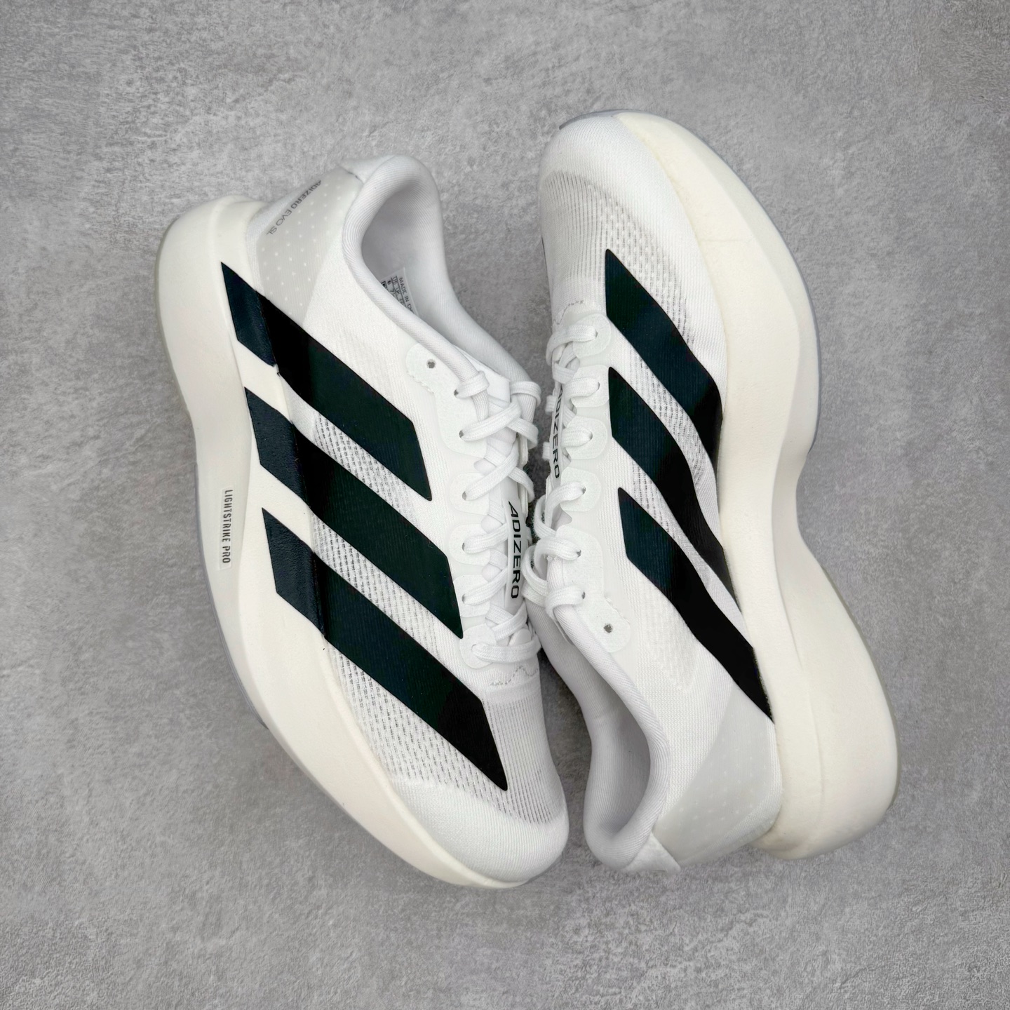 图片[3]-＃纯原 AD Adizero Eva SL M 零度进化版系列低帮轻便透气竞速休闲运动慢跑鞋 JH6206 相信大家对去年 adidas 横空出世的「顶级超跑」adiZero Adios Pro EVO 1 记忆犹新！不仅登顶阿迪史上最轻跑鞋宝座，更在接下来的全球马拉松赛事中，持续书写着惊人成绩，被网友戏称新一代「阿迪神鞋」全网刷屏！极简设计语言与强烈速度感和存在感的鞋侧三线，让人过目不忘，特别种草！其中定位于中长跑训练的 adidas Adizero Evo SL，整体外观造型与 adiZero Adios Pro EVO 1 非常相似。中底配置方面搭载全掌 Lightstrike Pro，鞋面采用透气网面示人，契合日常训练鞋的定位，更加耐用。外底给到了马牌橡胶，及类似上代竞速旗舰 adidas Adizero Adios Pro 3 区域分布。整体看下来无论是外观的鲜明辨识度，还是配置的扎实程度都很顶。尺码：36 36⅔ 37⅓ 38 38⅔ 39⅓ 40 40⅔ 41⅓ 42 42⅔ 43⅓ 44 44⅔ 45⅓ 46⅓-选品中心