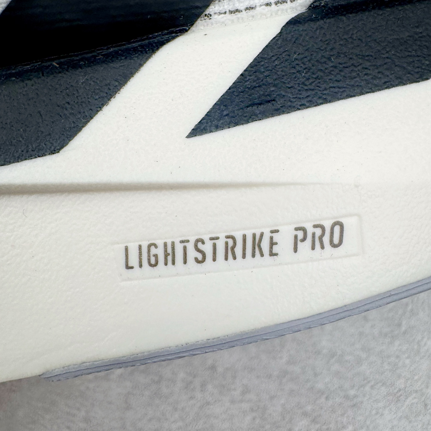 图片[17]-＃纯原 AD Adizero Eva SL M 零度进化版系列低帮轻便透气竞速休闲运动慢跑鞋 JH6206 相信大家对去年 adidas 横空出世的「顶级超跑」adiZero Adios Pro EVO 1 记忆犹新！不仅登顶阿迪史上最轻跑鞋宝座，更在接下来的全球马拉松赛事中，持续书写着惊人成绩，被网友戏称新一代「阿迪神鞋」全网刷屏！极简设计语言与强烈速度感和存在感的鞋侧三线，让人过目不忘，特别种草！其中定位于中长跑训练的 adidas Adizero Evo SL，整体外观造型与 adiZero Adios Pro EVO 1 非常相似。中底配置方面搭载全掌 Lightstrike Pro，鞋面采用透气网面示人，契合日常训练鞋的定位，更加耐用。外底给到了马牌橡胶，及类似上代竞速旗舰 adidas Adizero Adios Pro 3 区域分布。整体看下来无论是外观的鲜明辨识度，还是配置的扎实程度都很顶。尺码：36 36⅔ 37⅓ 38 38⅔ 39⅓ 40 40⅔ 41⅓ 42 42⅔ 43⅓ 44 44⅔ 45⅓ 46⅓-选品中心