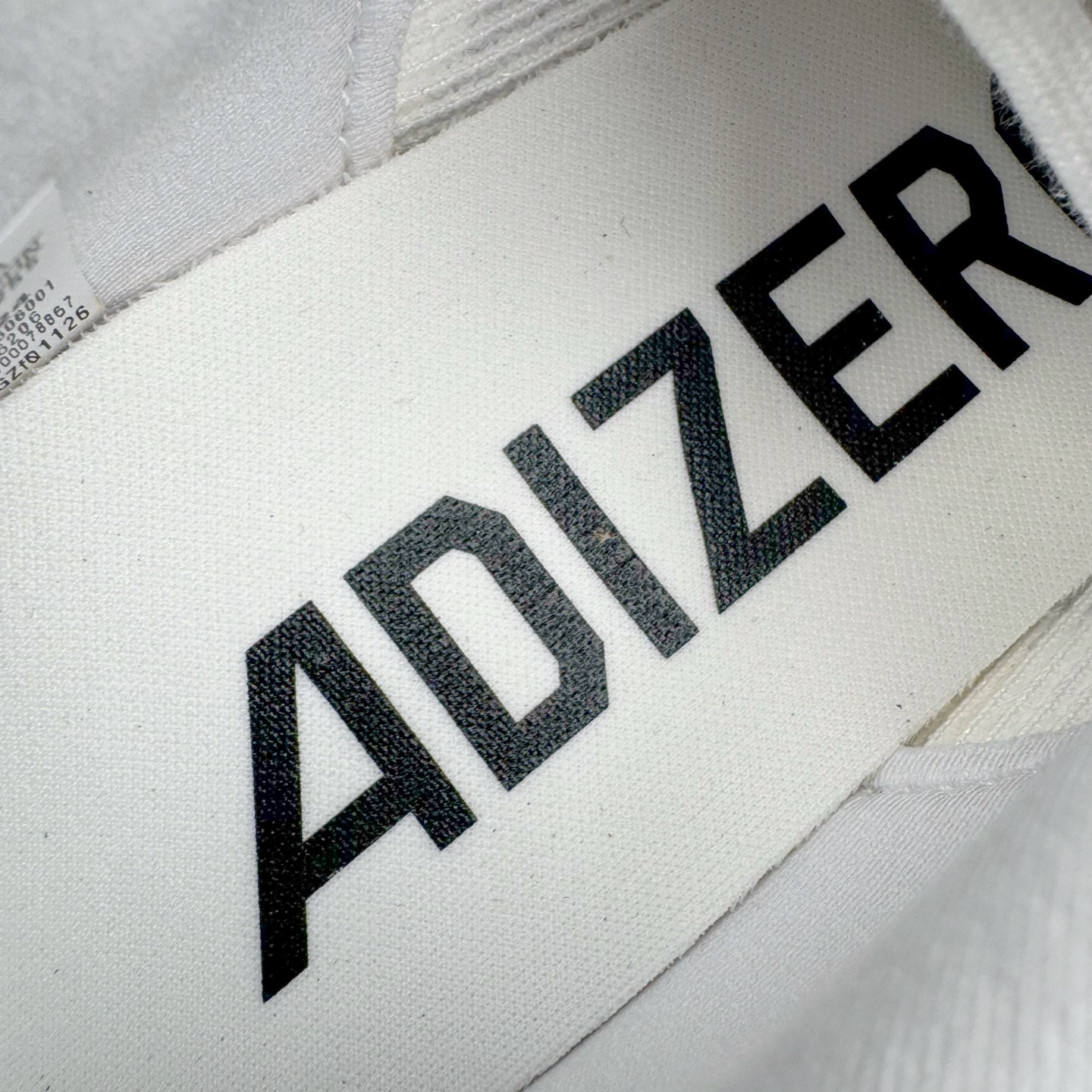 图片[12]-＃纯原 AD Adizero Eva SL M 零度进化版系列低帮轻便透气竞速休闲运动慢跑鞋 JH6206 相信大家对去年 adidas 横空出世的「顶级超跑」adiZero Adios Pro EVO 1 记忆犹新！不仅登顶阿迪史上最轻跑鞋宝座，更在接下来的全球马拉松赛事中，持续书写着惊人成绩，被网友戏称新一代「阿迪神鞋」全网刷屏！极简设计语言与强烈速度感和存在感的鞋侧三线，让人过目不忘，特别种草！其中定位于中长跑训练的 adidas Adizero Evo SL，整体外观造型与 adiZero Adios Pro EVO 1 非常相似。中底配置方面搭载全掌 Lightstrike Pro，鞋面采用透气网面示人，契合日常训练鞋的定位，更加耐用。外底给到了马牌橡胶，及类似上代竞速旗舰 adidas Adizero Adios Pro 3 区域分布。整体看下来无论是外观的鲜明辨识度，还是配置的扎实程度都很顶。尺码：36 36⅔ 37⅓ 38 38⅔ 39⅓ 40 40⅔ 41⅓ 42 42⅔ 43⅓ 44 44⅔ 45⅓ 46⅓-选品中心