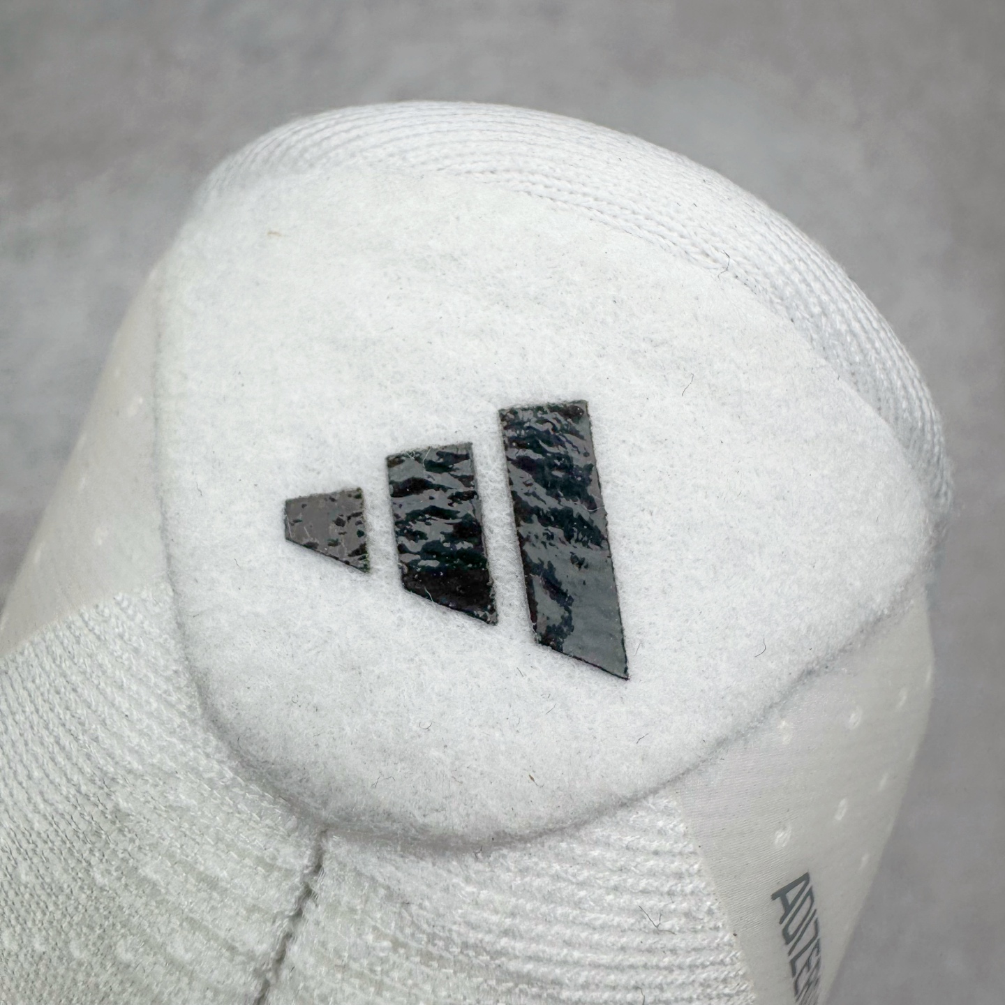 图片[15]-＃纯原 AD Adizero Eva SL M 零度进化版系列低帮轻便透气竞速休闲运动慢跑鞋 JH6206 相信大家对去年 adidas 横空出世的「顶级超跑」adiZero Adios Pro EVO 1 记忆犹新！不仅登顶阿迪史上最轻跑鞋宝座，更在接下来的全球马拉松赛事中，持续书写着惊人成绩，被网友戏称新一代「阿迪神鞋」全网刷屏！极简设计语言与强烈速度感和存在感的鞋侧三线，让人过目不忘，特别种草！其中定位于中长跑训练的 adidas Adizero Evo SL，整体外观造型与 adiZero Adios Pro EVO 1 非常相似。中底配置方面搭载全掌 Lightstrike Pro，鞋面采用透气网面示人，契合日常训练鞋的定位，更加耐用。外底给到了马牌橡胶，及类似上代竞速旗舰 adidas Adizero Adios Pro 3 区域分布。整体看下来无论是外观的鲜明辨识度，还是配置的扎实程度都很顶。尺码：36 36⅔ 37⅓ 38 38⅔ 39⅓ 40 40⅔ 41⅓ 42 42⅔ 43⅓ 44 44⅔ 45⅓ 46⅓-选品中心