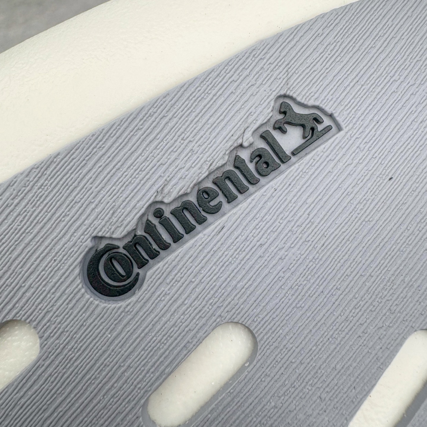 图片[18]-＃纯原 AD Adizero Eva SL M 零度进化版系列低帮轻便透气竞速休闲运动慢跑鞋 JH6206 相信大家对去年 adidas 横空出世的「顶级超跑」adiZero Adios Pro EVO 1 记忆犹新！不仅登顶阿迪史上最轻跑鞋宝座，更在接下来的全球马拉松赛事中，持续书写着惊人成绩，被网友戏称新一代「阿迪神鞋」全网刷屏！极简设计语言与强烈速度感和存在感的鞋侧三线，让人过目不忘，特别种草！其中定位于中长跑训练的 adidas Adizero Evo SL，整体外观造型与 adiZero Adios Pro EVO 1 非常相似。中底配置方面搭载全掌 Lightstrike Pro，鞋面采用透气网面示人，契合日常训练鞋的定位，更加耐用。外底给到了马牌橡胶，及类似上代竞速旗舰 adidas Adizero Adios Pro 3 区域分布。整体看下来无论是外观的鲜明辨识度，还是配置的扎实程度都很顶。尺码：36 36⅔ 37⅓ 38 38⅔ 39⅓ 40 40⅔ 41⅓ 42 42⅔ 43⅓ 44 44⅔ 45⅓ 46⅓-选品中心