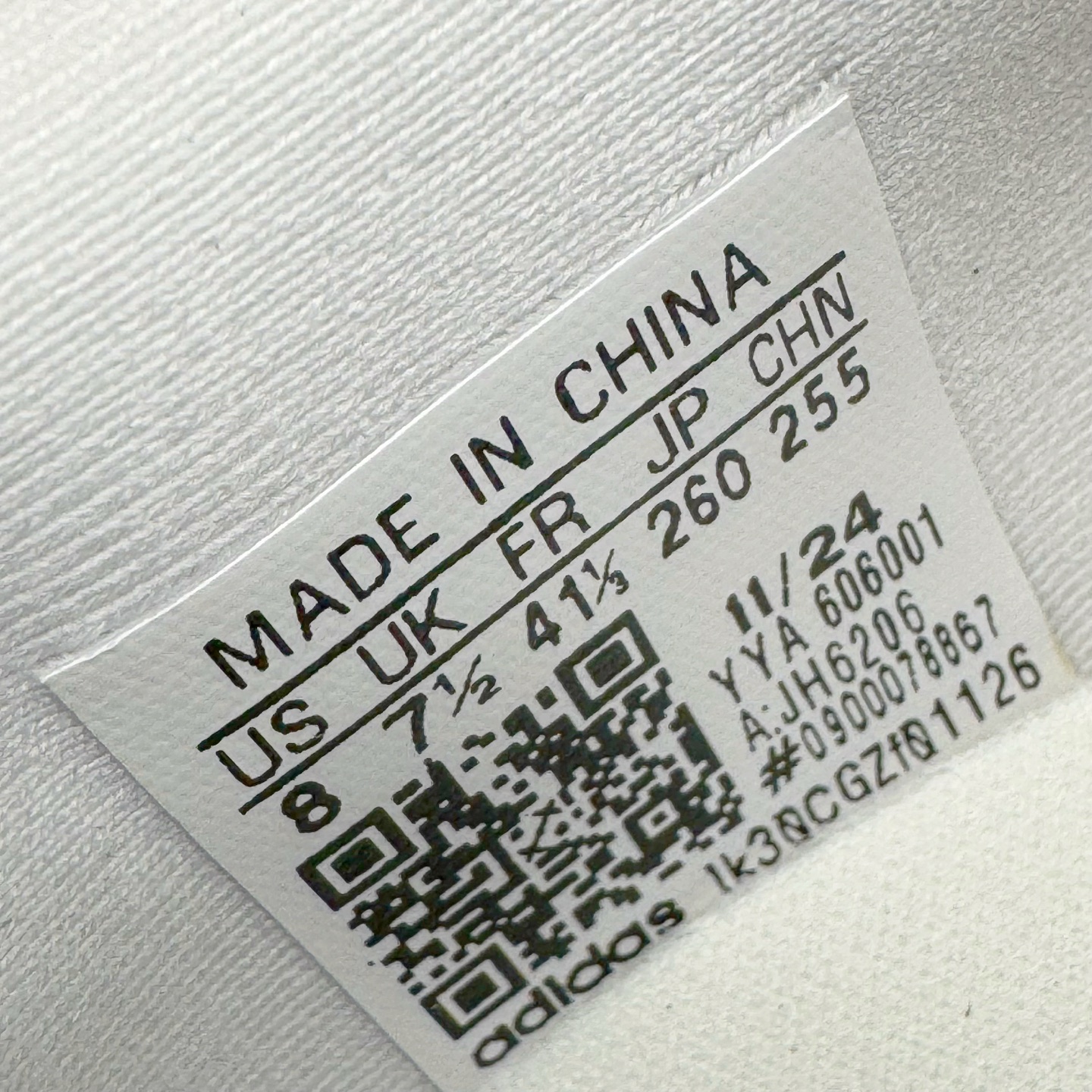 图片[11]-＃纯原 AD Adizero Eva SL M 零度进化版系列低帮轻便透气竞速休闲运动慢跑鞋 JH6206 相信大家对去年 adidas 横空出世的「顶级超跑」adiZero Adios Pro EVO 1 记忆犹新！不仅登顶阿迪史上最轻跑鞋宝座，更在接下来的全球马拉松赛事中，持续书写着惊人成绩，被网友戏称新一代「阿迪神鞋」全网刷屏！极简设计语言与强烈速度感和存在感的鞋侧三线，让人过目不忘，特别种草！其中定位于中长跑训练的 adidas Adizero Evo SL，整体外观造型与 adiZero Adios Pro EVO 1 非常相似。中底配置方面搭载全掌 Lightstrike Pro，鞋面采用透气网面示人，契合日常训练鞋的定位，更加耐用。外底给到了马牌橡胶，及类似上代竞速旗舰 adidas Adizero Adios Pro 3 区域分布。整体看下来无论是外观的鲜明辨识度，还是配置的扎实程度都很顶。尺码：36 36⅔ 37⅓ 38 38⅔ 39⅓ 40 40⅔ 41⅓ 42 42⅔ 43⅓ 44 44⅔ 45⅓ 46⅓-选品中心