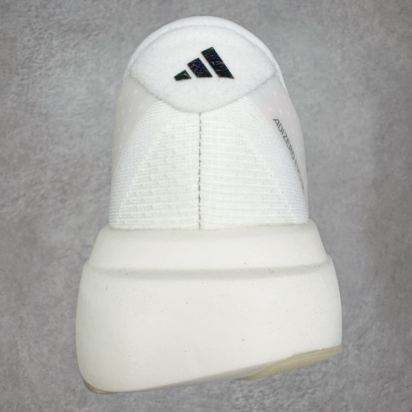 图片[8]-＃纯原 AD Adizero Eva SL M 零度进化版系列低帮轻便透气竞速休闲运动慢跑鞋 JH6206 相信大家对去年 adidas 横空出世的「顶级超跑」adiZero Adios Pro EVO 1 记忆犹新！不仅登顶阿迪史上最轻跑鞋宝座，更在接下来的全球马拉松赛事中，持续书写着惊人成绩，被网友戏称新一代「阿迪神鞋」全网刷屏！极简设计语言与强烈速度感和存在感的鞋侧三线，让人过目不忘，特别种草！其中定位于中长跑训练的 adidas Adizero Evo SL，整体外观造型与 adiZero Adios Pro EVO 1 非常相似。中底配置方面搭载全掌 Lightstrike Pro，鞋面采用透气网面示人，契合日常训练鞋的定位，更加耐用。外底给到了马牌橡胶，及类似上代竞速旗舰 adidas Adizero Adios Pro 3 区域分布。整体看下来无论是外观的鲜明辨识度，还是配置的扎实程度都很顶。尺码：36 36⅔ 37⅓ 38 38⅔ 39⅓ 40 40⅔ 41⅓ 42 42⅔ 43⅓ 44 44⅔ 45⅓ 46⅓-选品中心