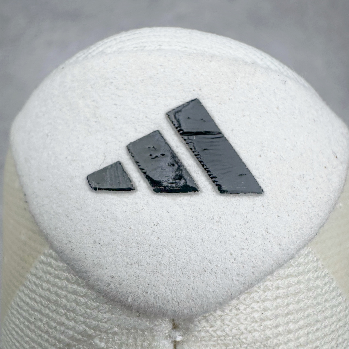 图片[13]-＃纯原 AD Adizero Eva SL M 零度进化版系列低帮轻便透气竞速休闲运动慢跑鞋 JS1183 相信大家对去年 adidas 横空出世的「顶级超跑」adiZero Adios Pro EVO 1 记忆犹新！不仅登顶阿迪史上最轻跑鞋宝座，更在接下来的全球马拉松赛事中，持续书写着惊人成绩，被网友戏称新一代「阿迪神鞋」全网刷屏！极简设计语言与强烈速度感和存在感的鞋侧三线，让人过目不忘，特别种草！其中定位于中长跑训练的 adidas Adizero Evo SL，整体外观造型与 adiZero Adios Pro EVO 1 非常相似。中底配置方面搭载全掌 Lightstrike Pro，鞋面采用透气网面示人，契合日常训练鞋的定位，更加耐用。外底给到了马牌橡胶，及类似上代竞速旗舰 adidas Adizero Adios Pro 3 区域分布。整体看下来无论是外观的鲜明辨识度，还是配置的扎实程度都很顶。尺码：36 36⅔ 37⅓ 38 38⅔ 39⅓ 40 40⅔ 41⅓ 42 42⅔ 43⅓ 44 44⅔ 45⅓ 46⅓-选品中心