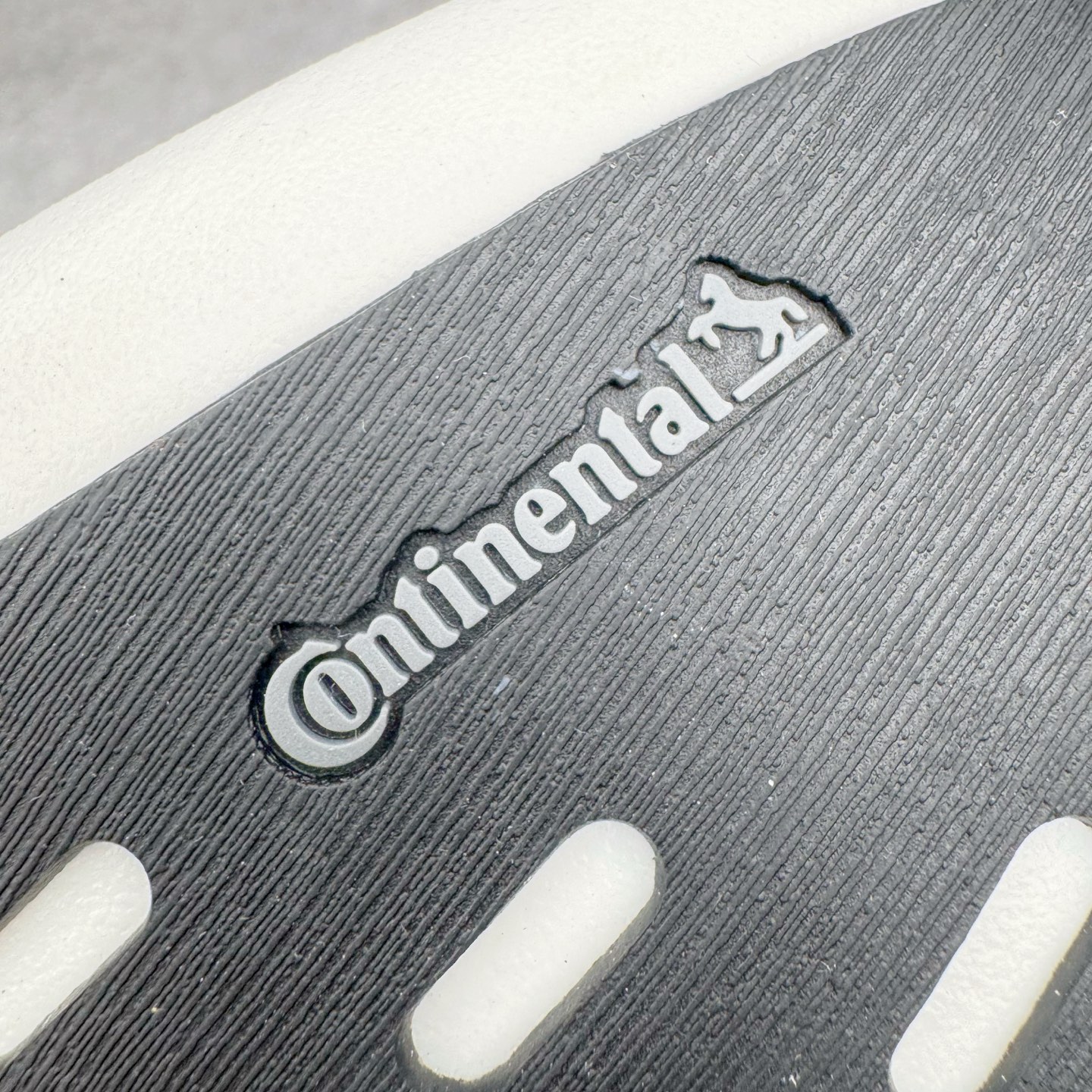 图片[21]-＃纯原 AD Adizero Eva SL M 零度进化版系列低帮轻便透气竞速休闲运动慢跑鞋 JS1183 相信大家对去年 adidas 横空出世的「顶级超跑」adiZero Adios Pro EVO 1 记忆犹新！不仅登顶阿迪史上最轻跑鞋宝座，更在接下来的全球马拉松赛事中，持续书写着惊人成绩，被网友戏称新一代「阿迪神鞋」全网刷屏！极简设计语言与强烈速度感和存在感的鞋侧三线，让人过目不忘，特别种草！其中定位于中长跑训练的 adidas Adizero Evo SL，整体外观造型与 adiZero Adios Pro EVO 1 非常相似。中底配置方面搭载全掌 Lightstrike Pro，鞋面采用透气网面示人，契合日常训练鞋的定位，更加耐用。外底给到了马牌橡胶，及类似上代竞速旗舰 adidas Adizero Adios Pro 3 区域分布。整体看下来无论是外观的鲜明辨识度，还是配置的扎实程度都很顶。尺码：36 36⅔ 37⅓ 38 38⅔ 39⅓ 40 40⅔ 41⅓ 42 42⅔ 43⅓ 44 44⅔ 45⅓ 46⅓-选品中心