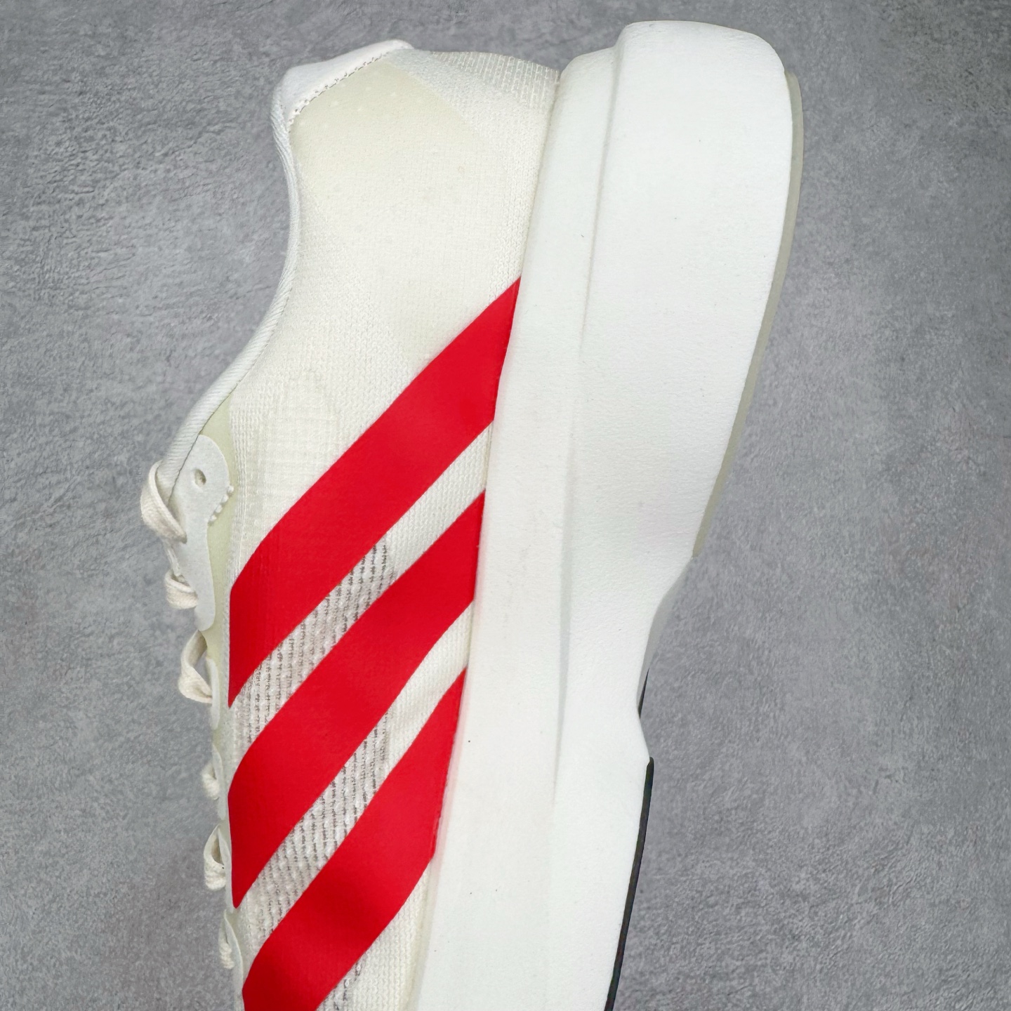 图片[7]-＃纯原 AD Adizero Eva SL M 零度进化版系列低帮轻便透气竞速休闲运动慢跑鞋 JS1183 相信大家对去年 adidas 横空出世的「顶级超跑」adiZero Adios Pro EVO 1 记忆犹新！不仅登顶阿迪史上最轻跑鞋宝座，更在接下来的全球马拉松赛事中，持续书写着惊人成绩，被网友戏称新一代「阿迪神鞋」全网刷屏！极简设计语言与强烈速度感和存在感的鞋侧三线，让人过目不忘，特别种草！其中定位于中长跑训练的 adidas Adizero Evo SL，整体外观造型与 adiZero Adios Pro EVO 1 非常相似。中底配置方面搭载全掌 Lightstrike Pro，鞋面采用透气网面示人，契合日常训练鞋的定位，更加耐用。外底给到了马牌橡胶，及类似上代竞速旗舰 adidas Adizero Adios Pro 3 区域分布。整体看下来无论是外观的鲜明辨识度，还是配置的扎实程度都很顶。尺码：36 36⅔ 37⅓ 38 38⅔ 39⅓ 40 40⅔ 41⅓ 42 42⅔ 43⅓ 44 44⅔ 45⅓ 46⅓-选品中心