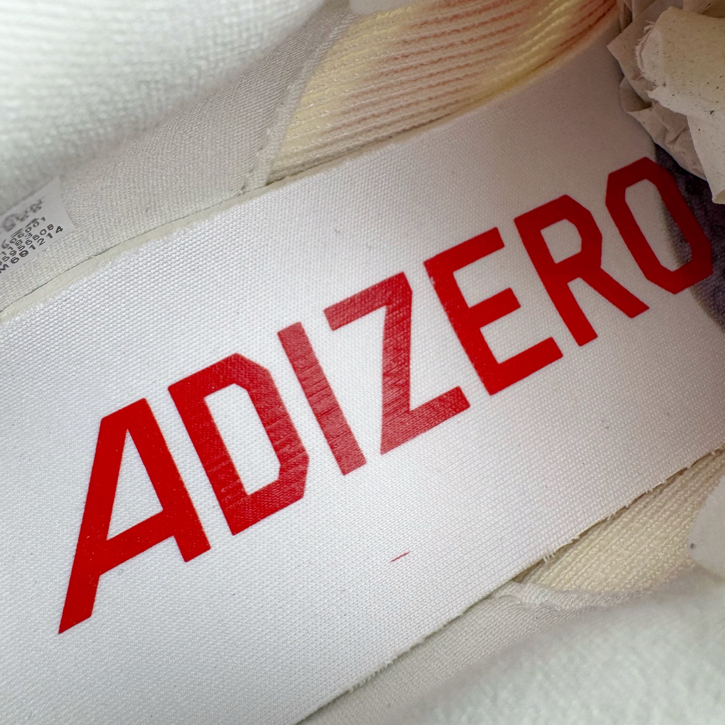 图片[11]-＃纯原 AD Adizero Eva SL M 零度进化版系列低帮轻便透气竞速休闲运动慢跑鞋 JS1183 相信大家对去年 adidas 横空出世的「顶级超跑」adiZero Adios Pro EVO 1 记忆犹新！不仅登顶阿迪史上最轻跑鞋宝座，更在接下来的全球马拉松赛事中，持续书写着惊人成绩，被网友戏称新一代「阿迪神鞋」全网刷屏！极简设计语言与强烈速度感和存在感的鞋侧三线，让人过目不忘，特别种草！其中定位于中长跑训练的 adidas Adizero Evo SL，整体外观造型与 adiZero Adios Pro EVO 1 非常相似。中底配置方面搭载全掌 Lightstrike Pro，鞋面采用透气网面示人，契合日常训练鞋的定位，更加耐用。外底给到了马牌橡胶，及类似上代竞速旗舰 adidas Adizero Adios Pro 3 区域分布。整体看下来无论是外观的鲜明辨识度，还是配置的扎实程度都很顶。尺码：36 36⅔ 37⅓ 38 38⅔ 39⅓ 40 40⅔ 41⅓ 42 42⅔ 43⅓ 44 44⅔ 45⅓ 46⅓-选品中心